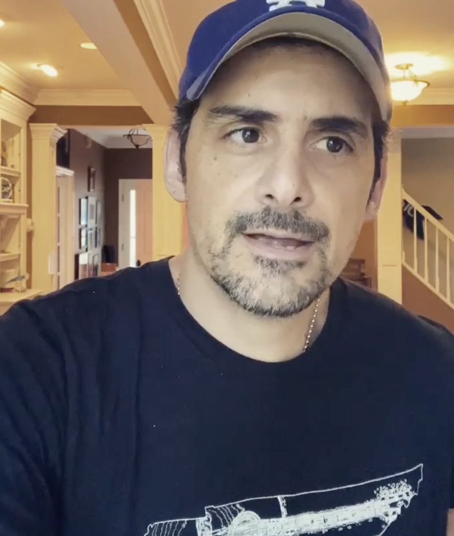 Brad Paisley fotografiado en su casa, con fecha de julio de 2020 | Fuente: Instagram/bradwilliamspaisley