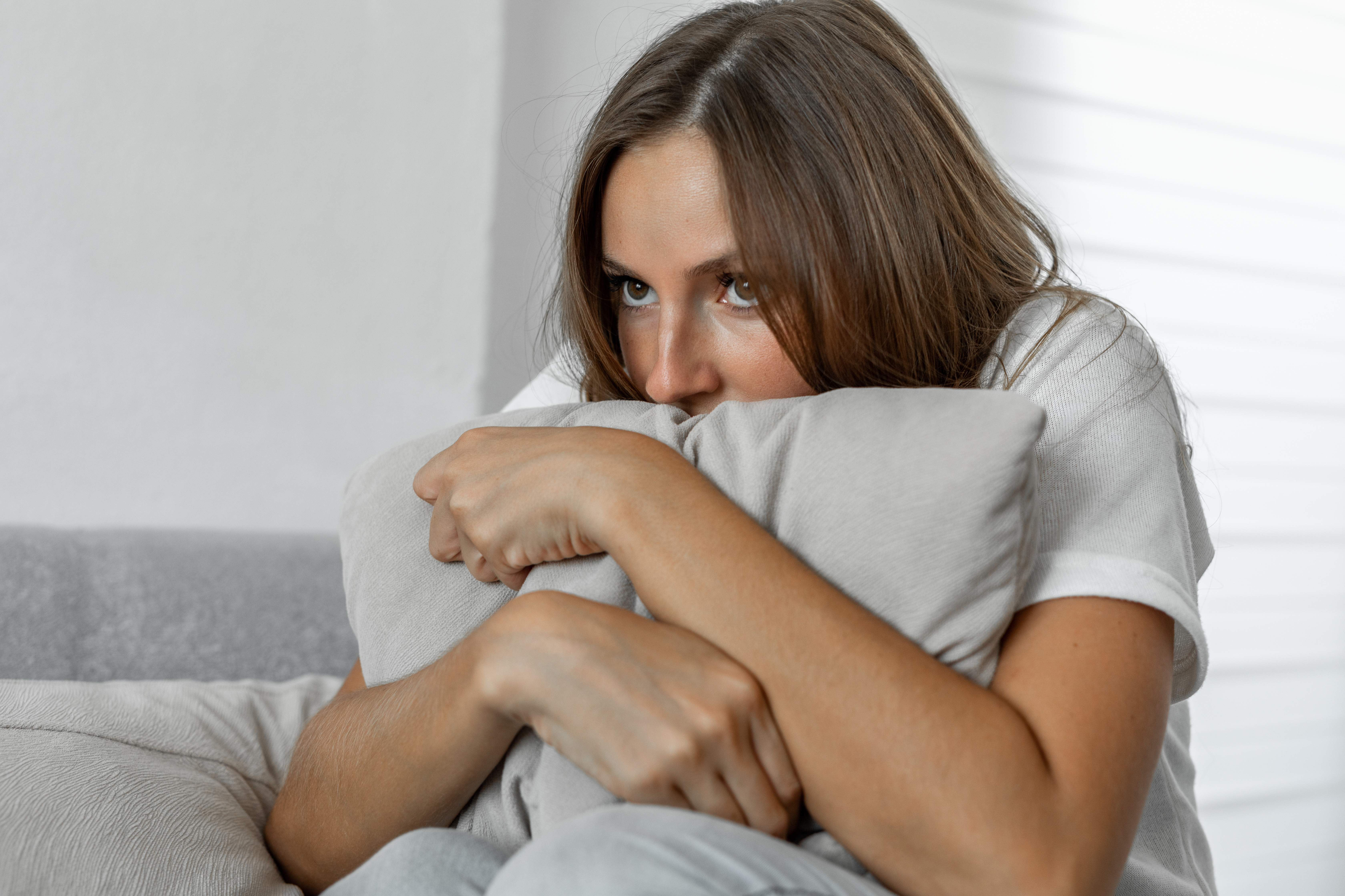 Mujer abrazando una almohada | Foto: Getty Images