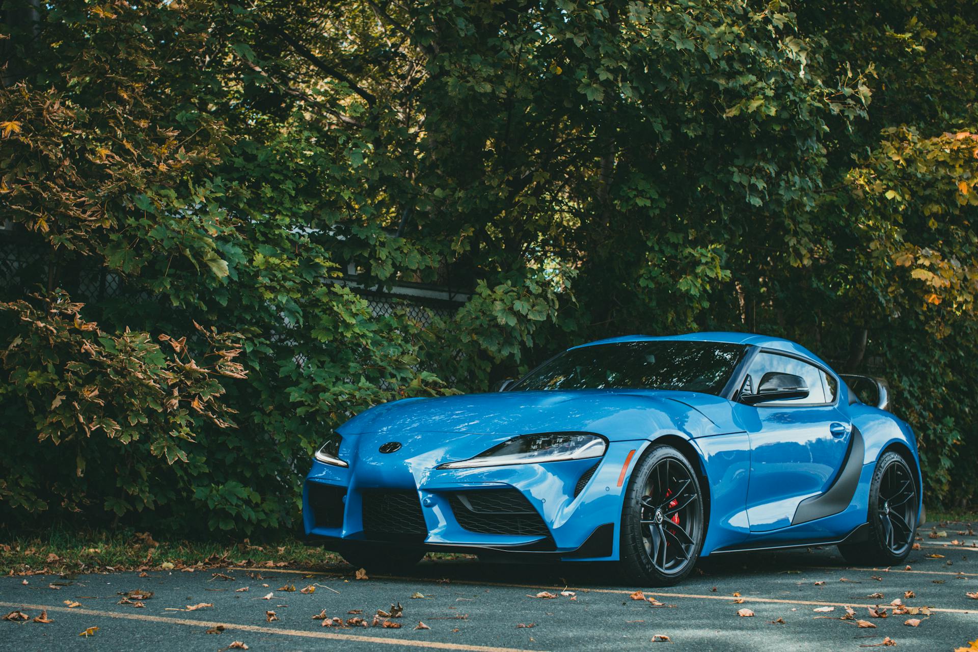 Un automóvil deportivo azul | Fuente: Pexels