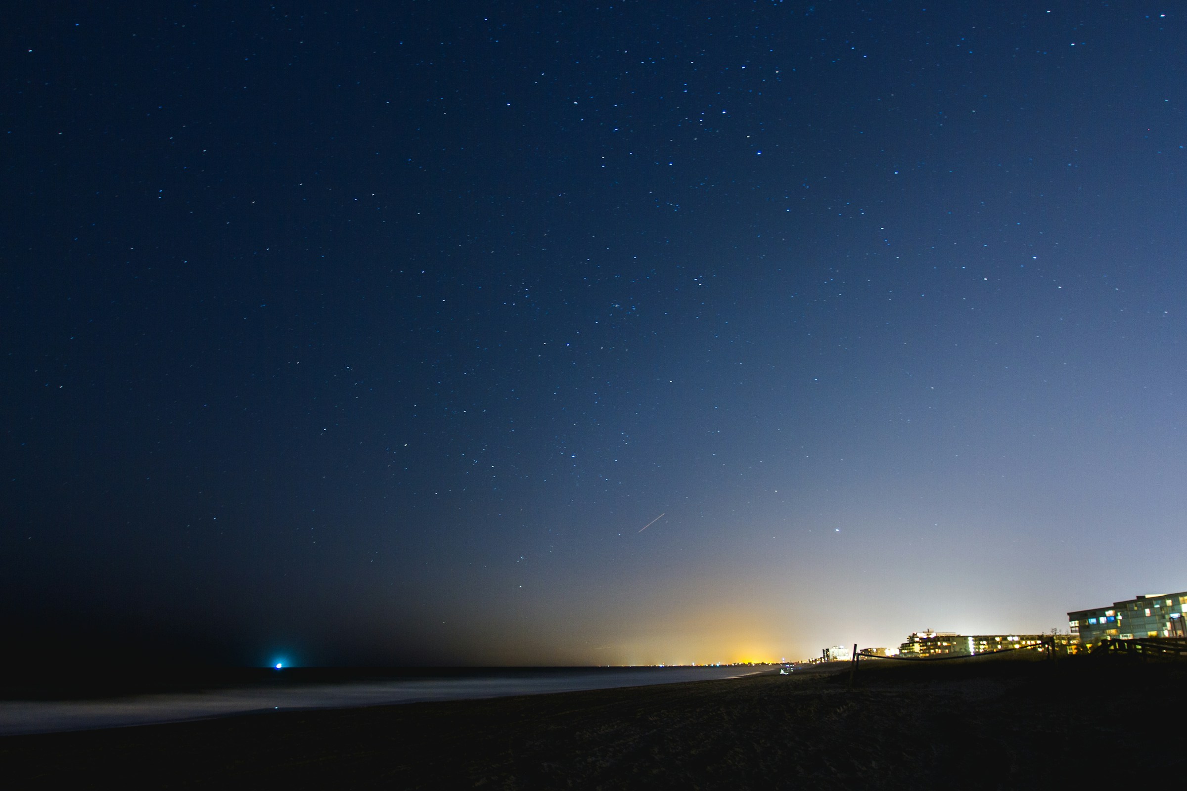 Una playa en el crepúsculo | Fuente: Unsplash