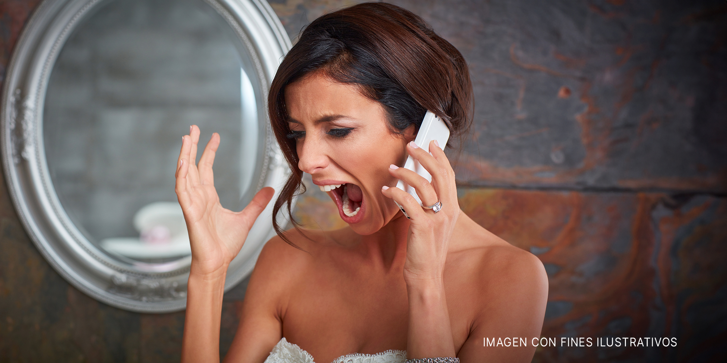 Una novia enfadada gritando por teléfono | Foto: Shutterstock