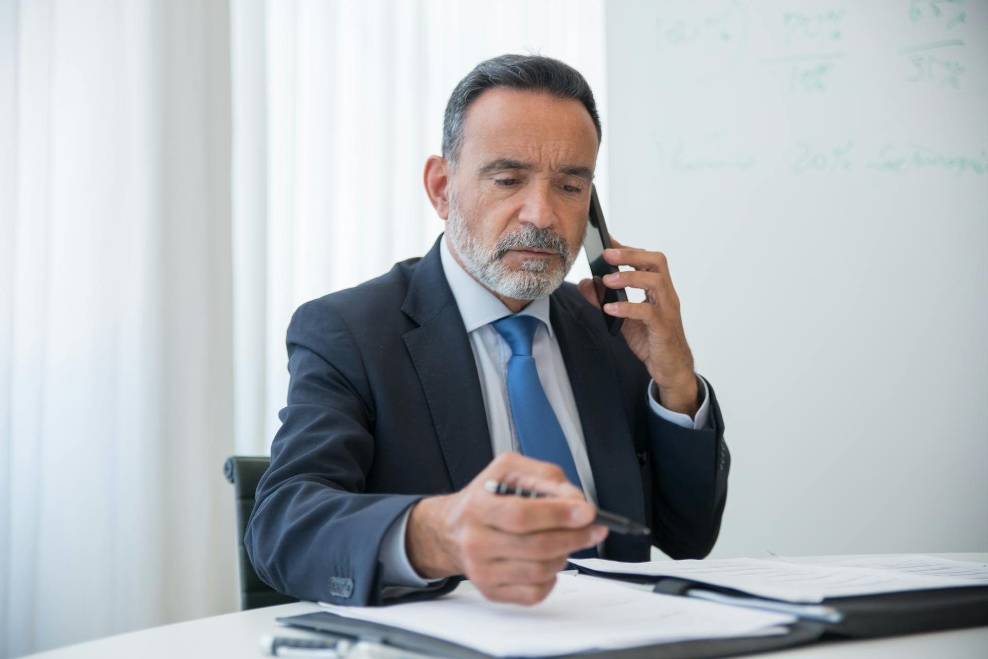 Un uomo che parla al telefono | Fonte: Pexels
