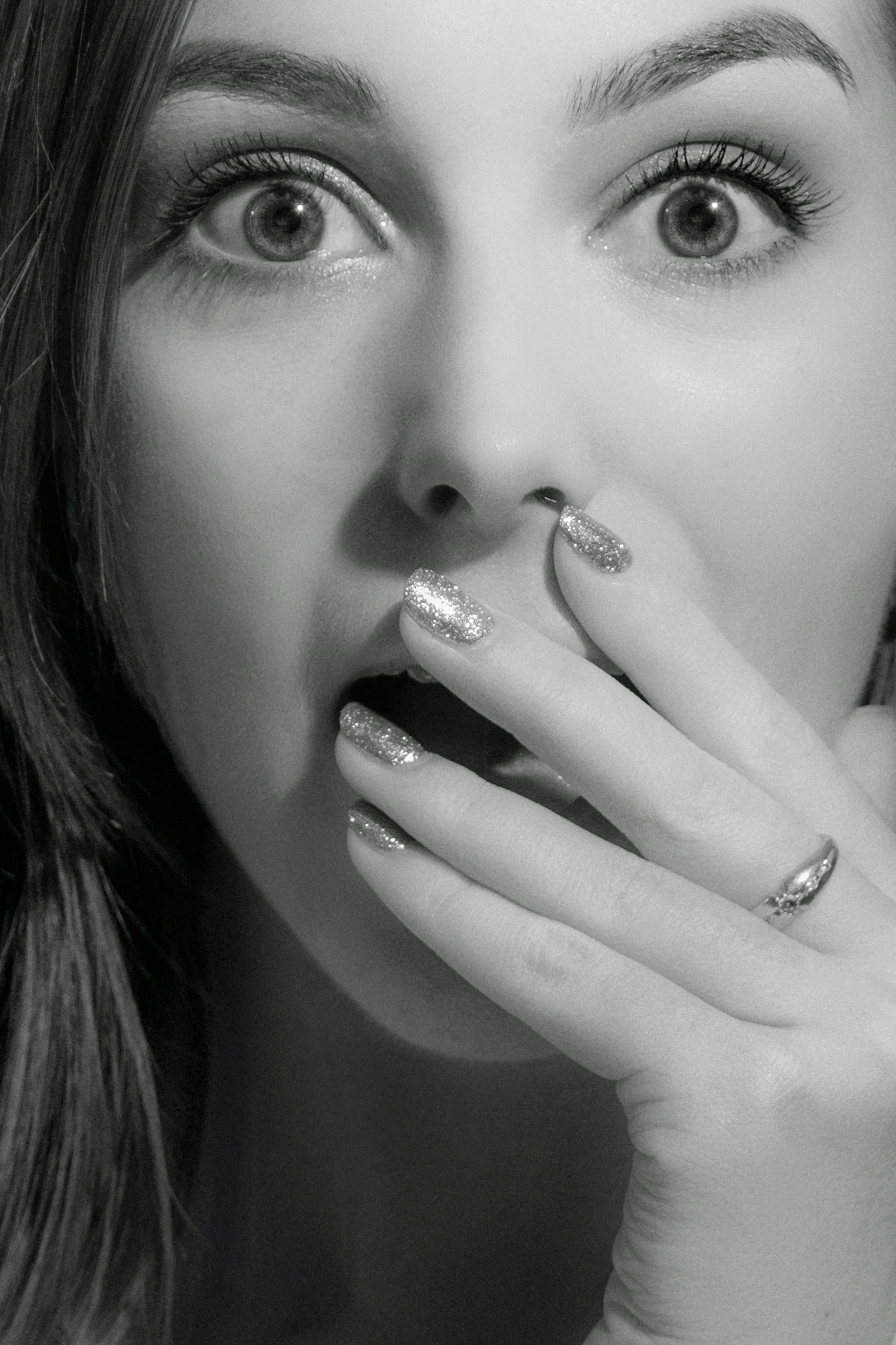 Mujer se tapa la boca con la mano | Fuente: Pexels