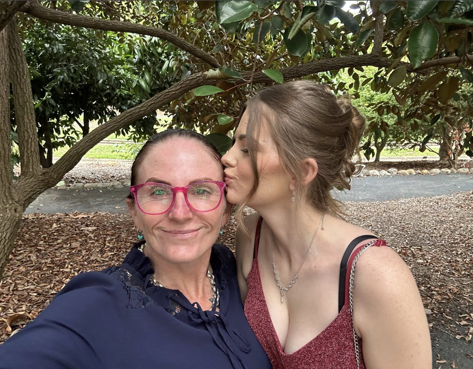 Pheobe Bishop aparece besando a su madre, Kylie Johnson, en una foto fechada el 18 de mayo de 2025 | Fuente: Facebook/kyliezbishop