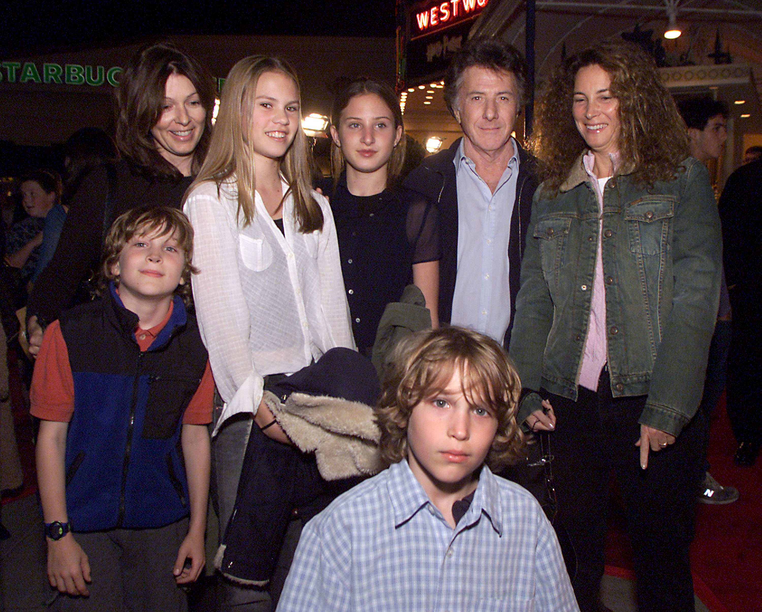 La mujer, el actor, sus hijos y amigos en el estreno de "Harry Potter and the Sorcerer's Stone" en Los Ángeles, California, el 14 de noviembre de 2001. | Foto: Getty Images