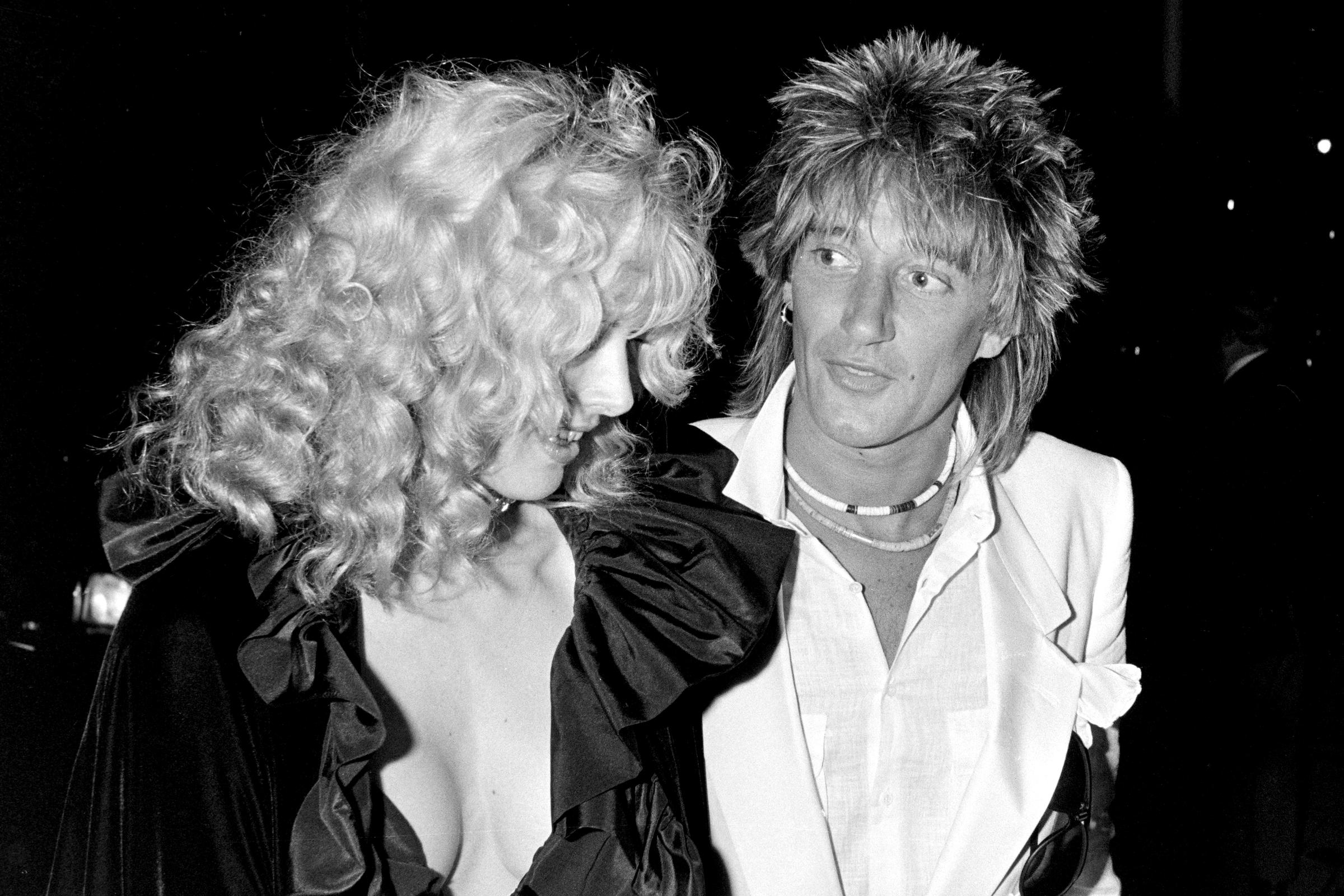 Alana y Rod Stewart en Londres hacia 1985 | Fuente: Getty Images