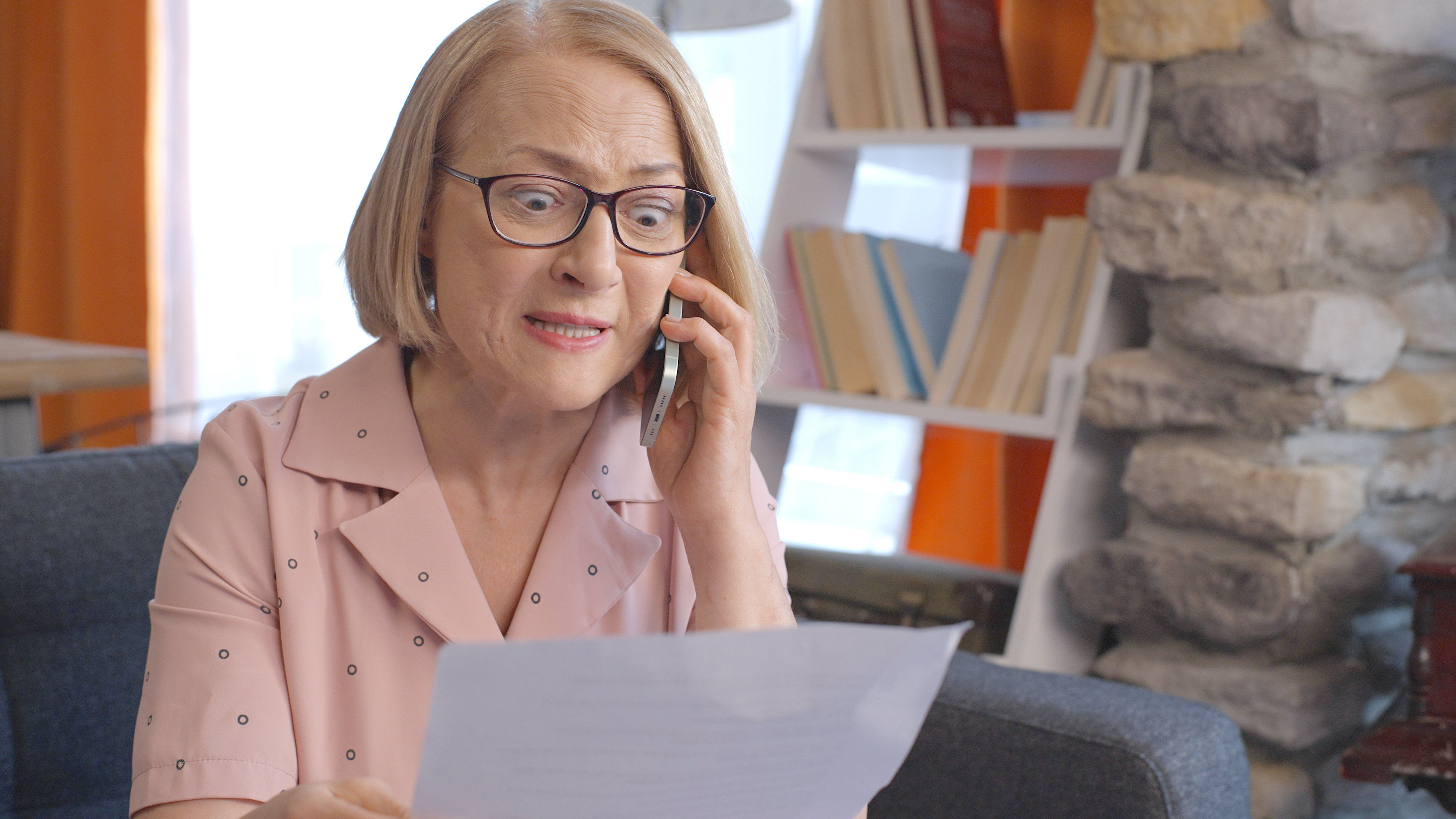 Mujer mayor al teléfono | Foto: Shutterstock