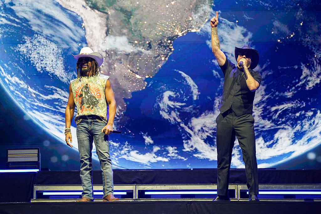 Pitbull y Lil Jon actúan en el escenario durante la gira "I'm Back" en el aeropuerto de Letňany, el 26 de julio de 2026, en Praga, República Checa. | Fuente: Getty Images
