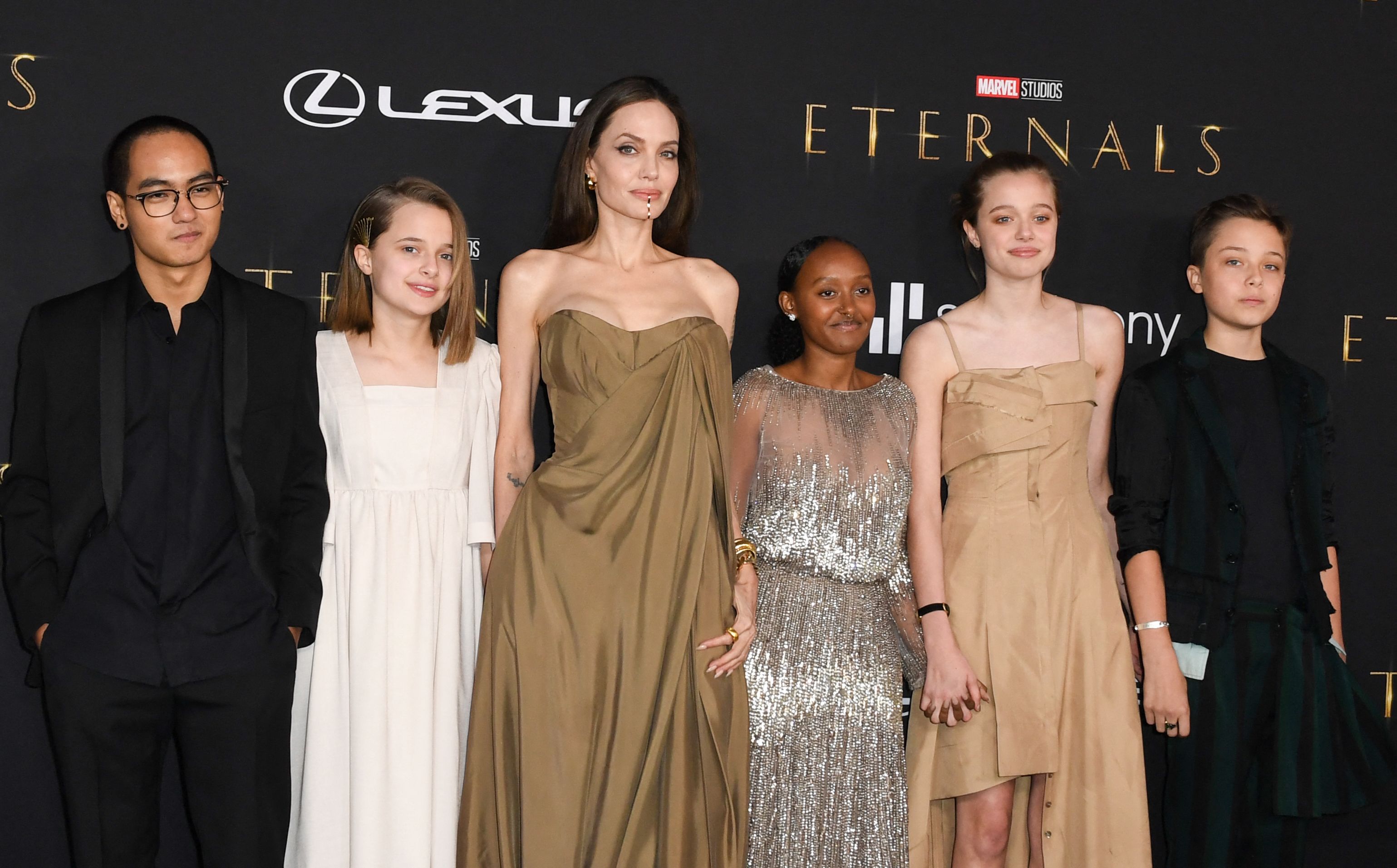 Maddox Jolie-Pitt, Vivienne Jolie-Pitt, Zahara Jolie-Pitt, Shiloh Jolie y Knox Jolie-Pitt en el estreno mundial de "Eternals", 2021 | Fuente: Getty Images