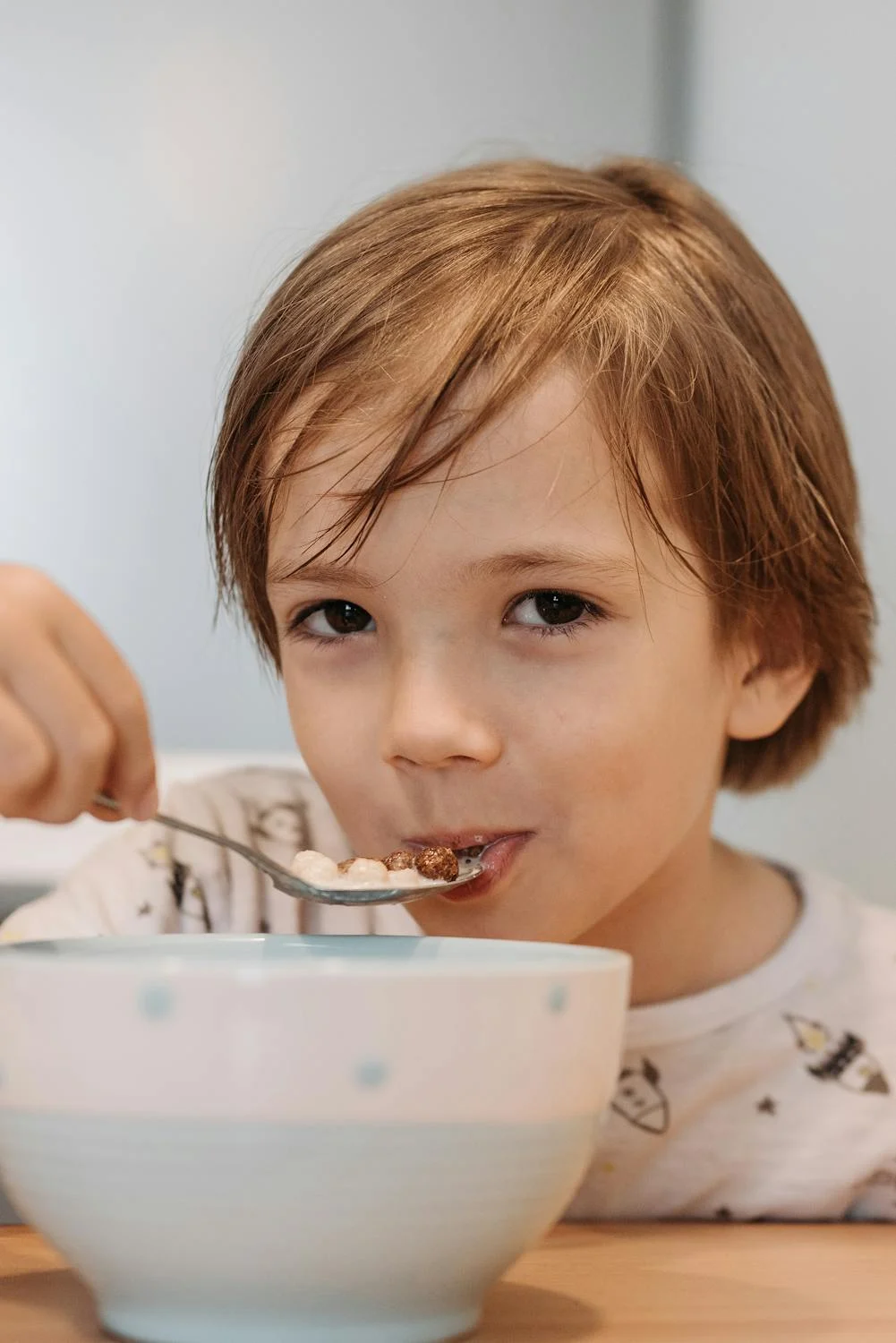 Primer plano de un niño comiendo cereales | Fuente: Pexels