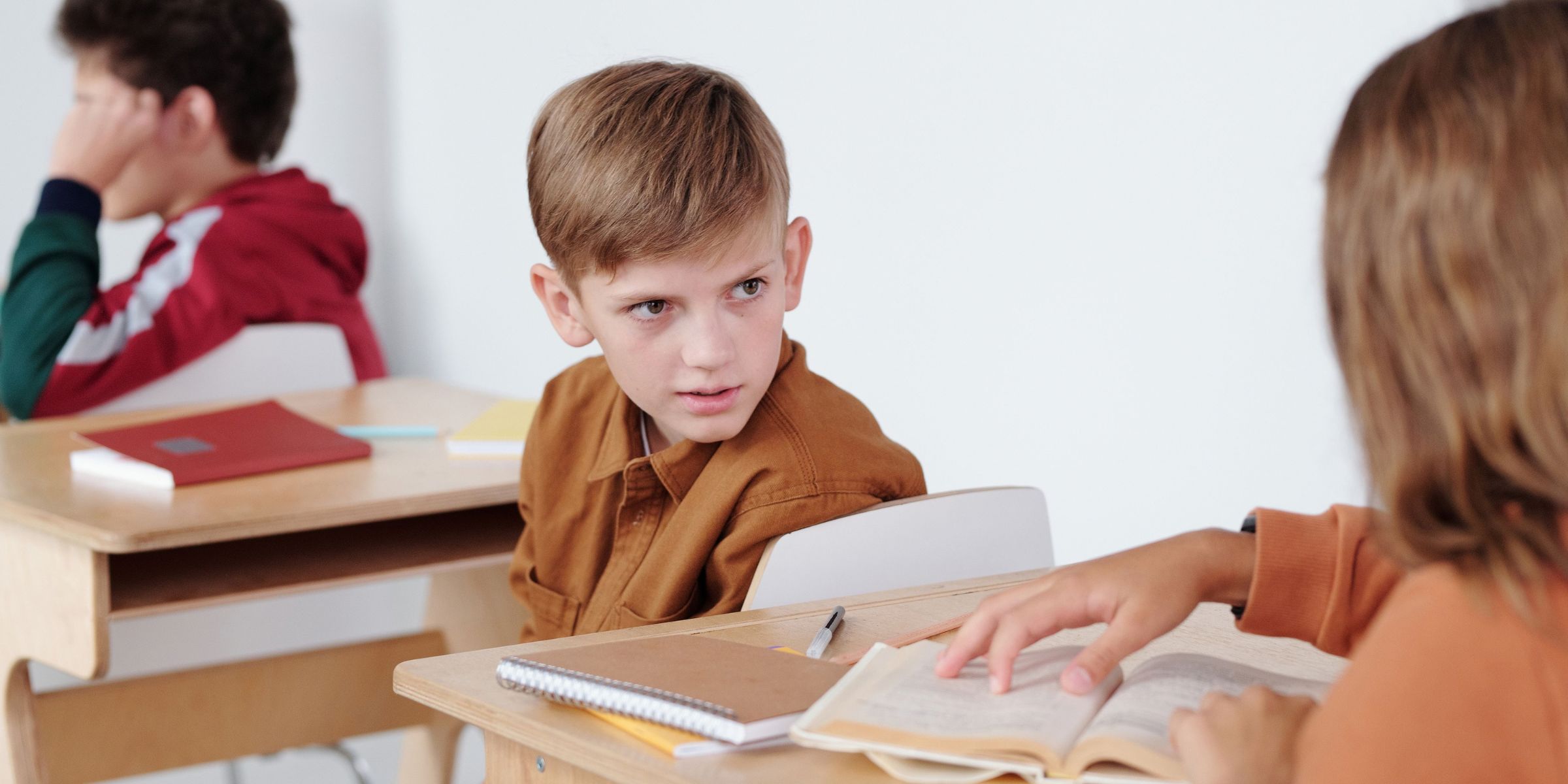 Un ragazzino seduto in classe | Fonte: Pexels