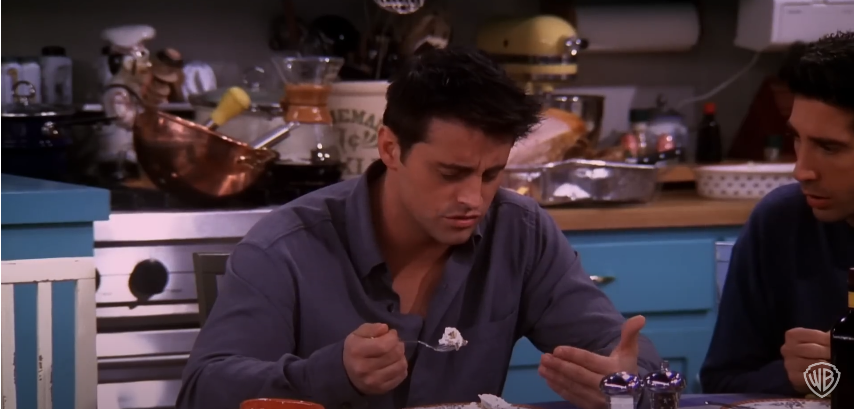 Matt LeBlanc como Joey en el plató de "Friends" tomando el postre | Fuente: YouTube/@warnerbrostv