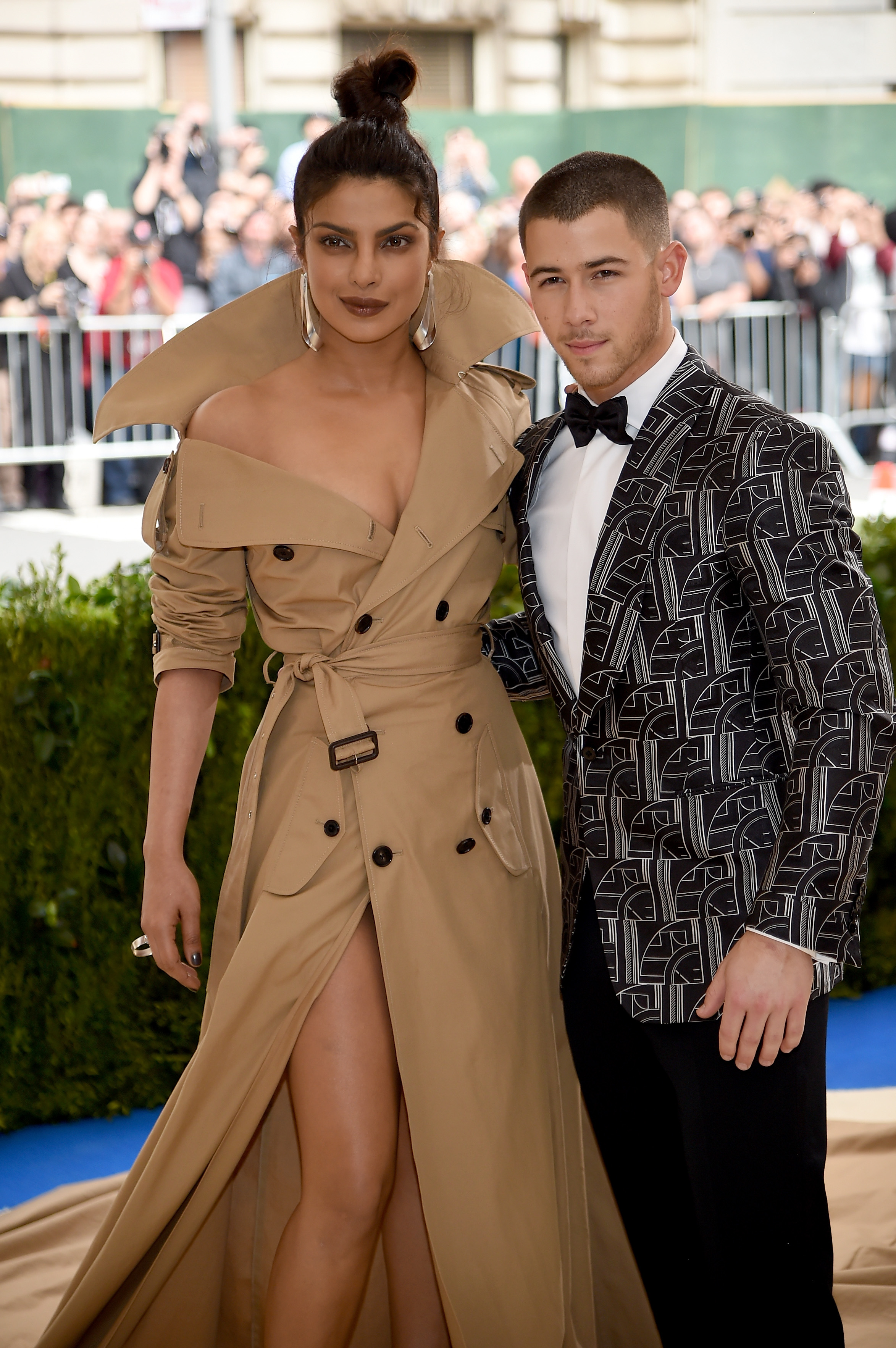 Priyanka Chopra y Nick Jonas en la Gala del Instituto del Vestido "Rei Kawakubo/Comme des Garçons: Art Of The In-Between", en el Museo Metropolitano de Arte el 1 de mayo de 2017, en Nueva York. | Fuente: Getty Images