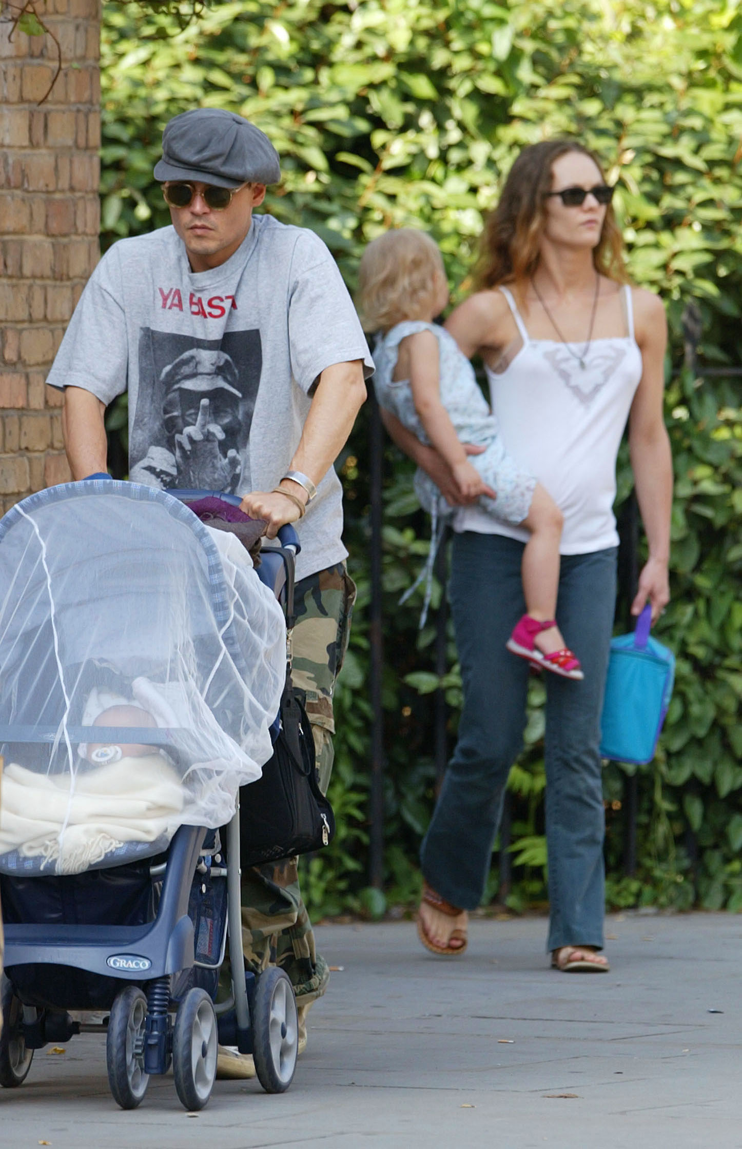 Johnny Depp y Vanessa Paradis se llevan a sus dos hijos, Lily-Rose y Jack, a dar un paseo en familia por un parque de Londres. La foto nos permite echar un vistazo a la infancia de Depp, de la que ella misma habló más tarde al explicar cómo sus padres protegían a sus hijos de la atención pública. | Fuente: Getty Images