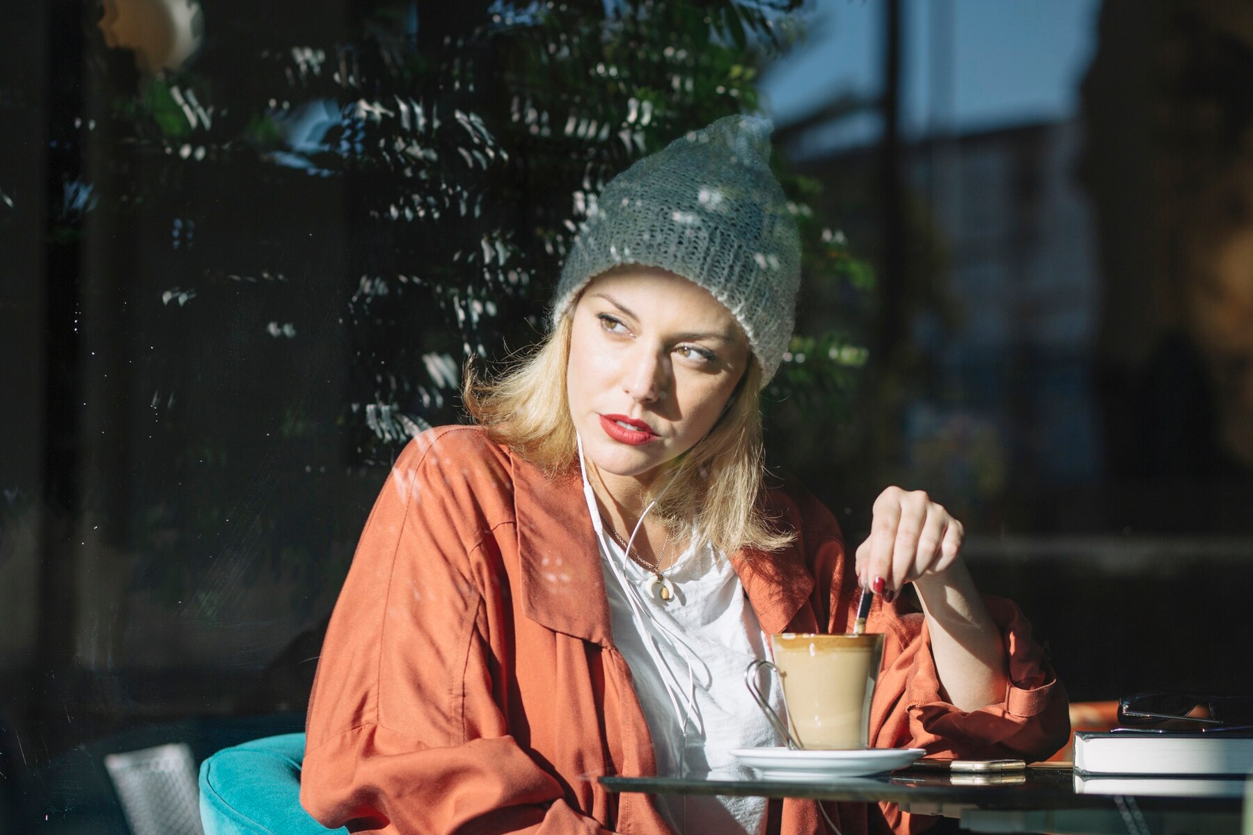 Una mujer enfadada en un café | Fuente: Freepik