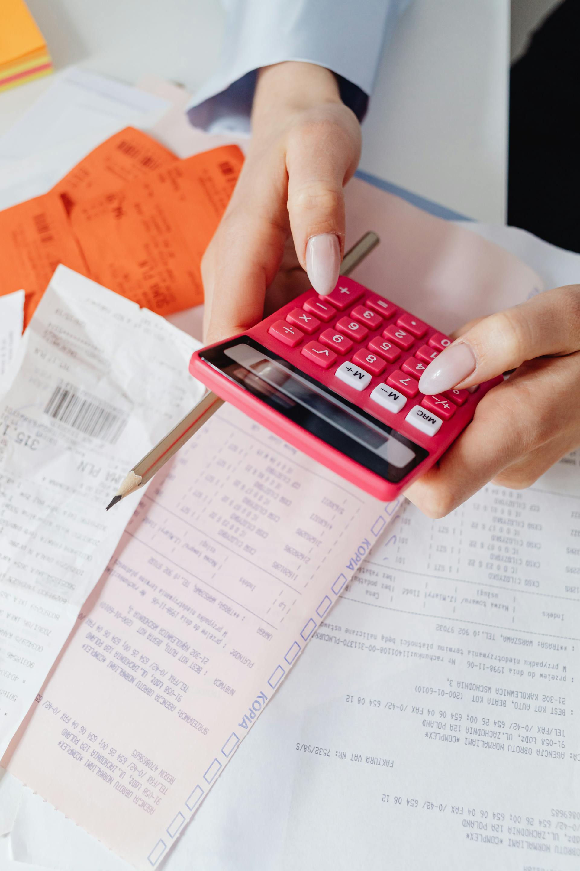Una mujer utilizando una calculadora | Fuente: Pexels