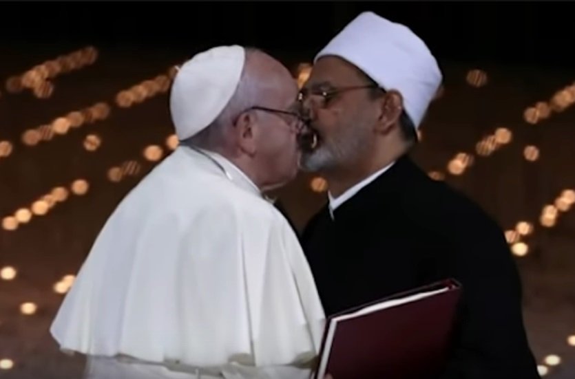 Beso del Papa y el Iman. | Foto: YouTube/El Universal