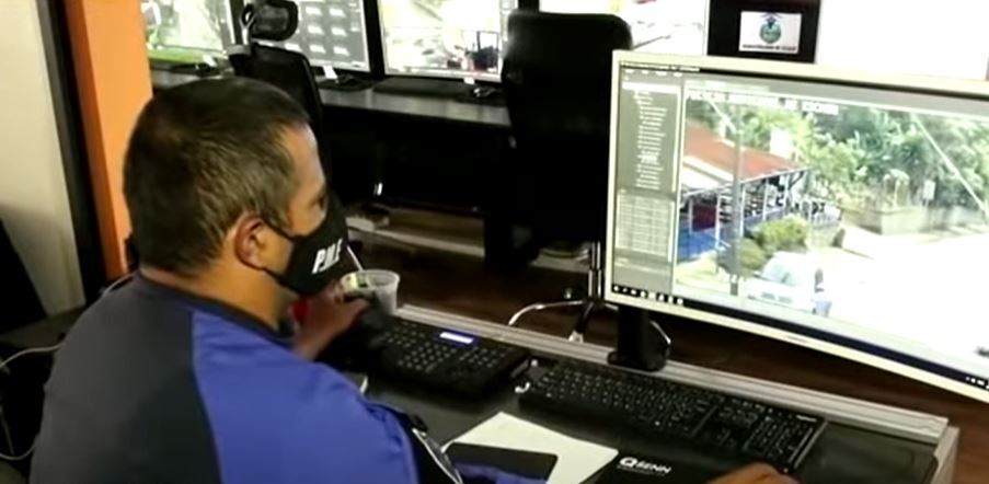 Oficial observa las cámaras de monitoreo de la ciudad. | Foto: Youtube/Noticias Repretel