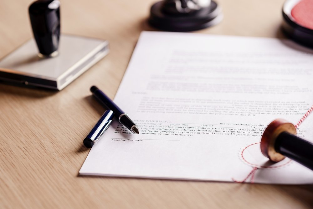 Pluma del notario y testamento. Fuente: Shutterstock