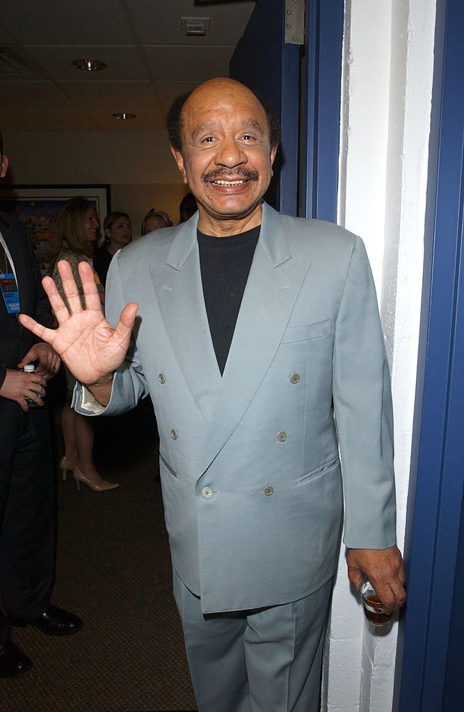 El actor Sherman Helmsley  posa detrás del escenario en la presentación de los 'MTV Networks Upfront 2003', el 6 de mayo de 2003. | Foto: Getty Images