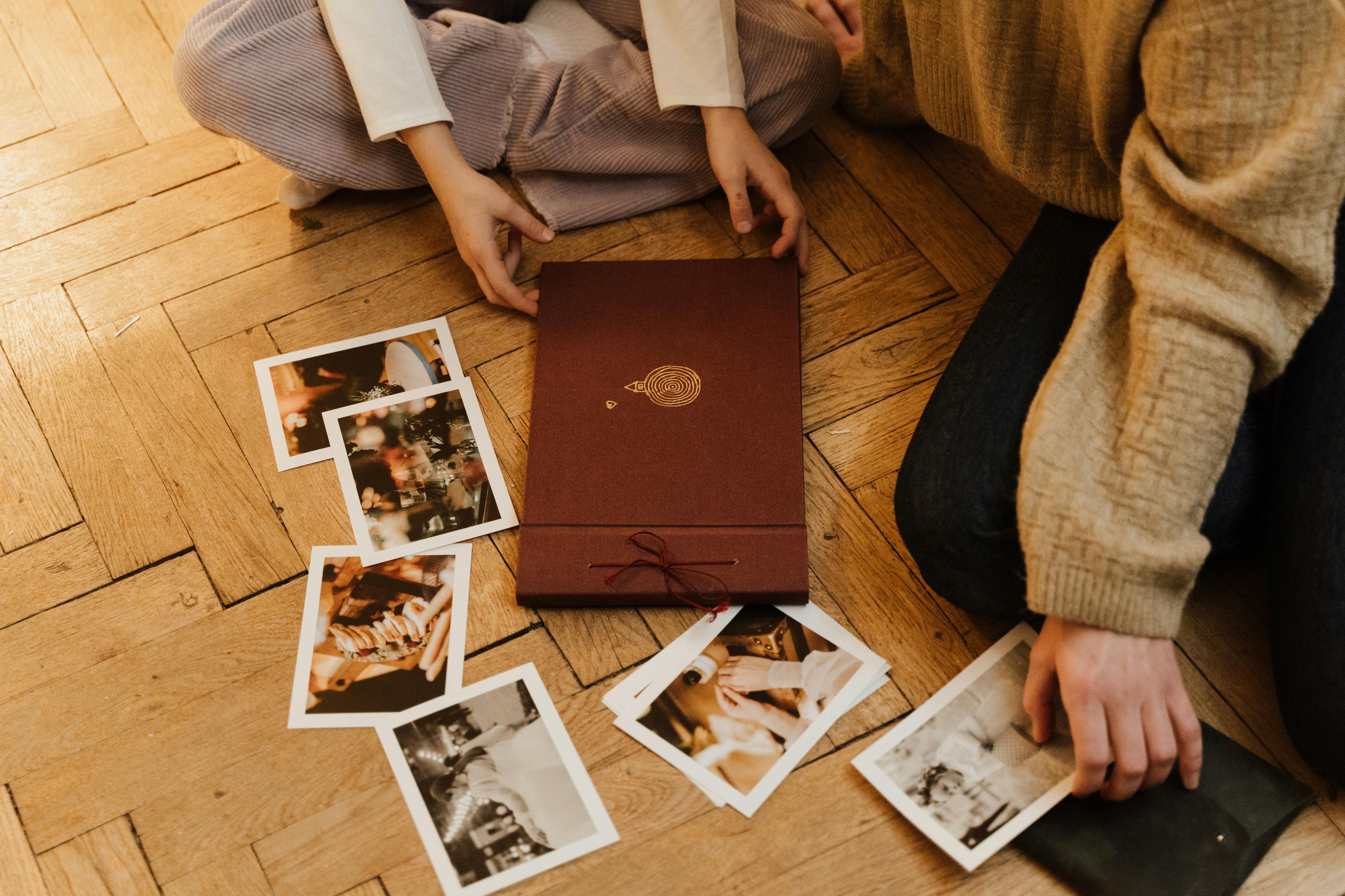 Una pareja ordenando fotos familiares | Fuente: Pexels