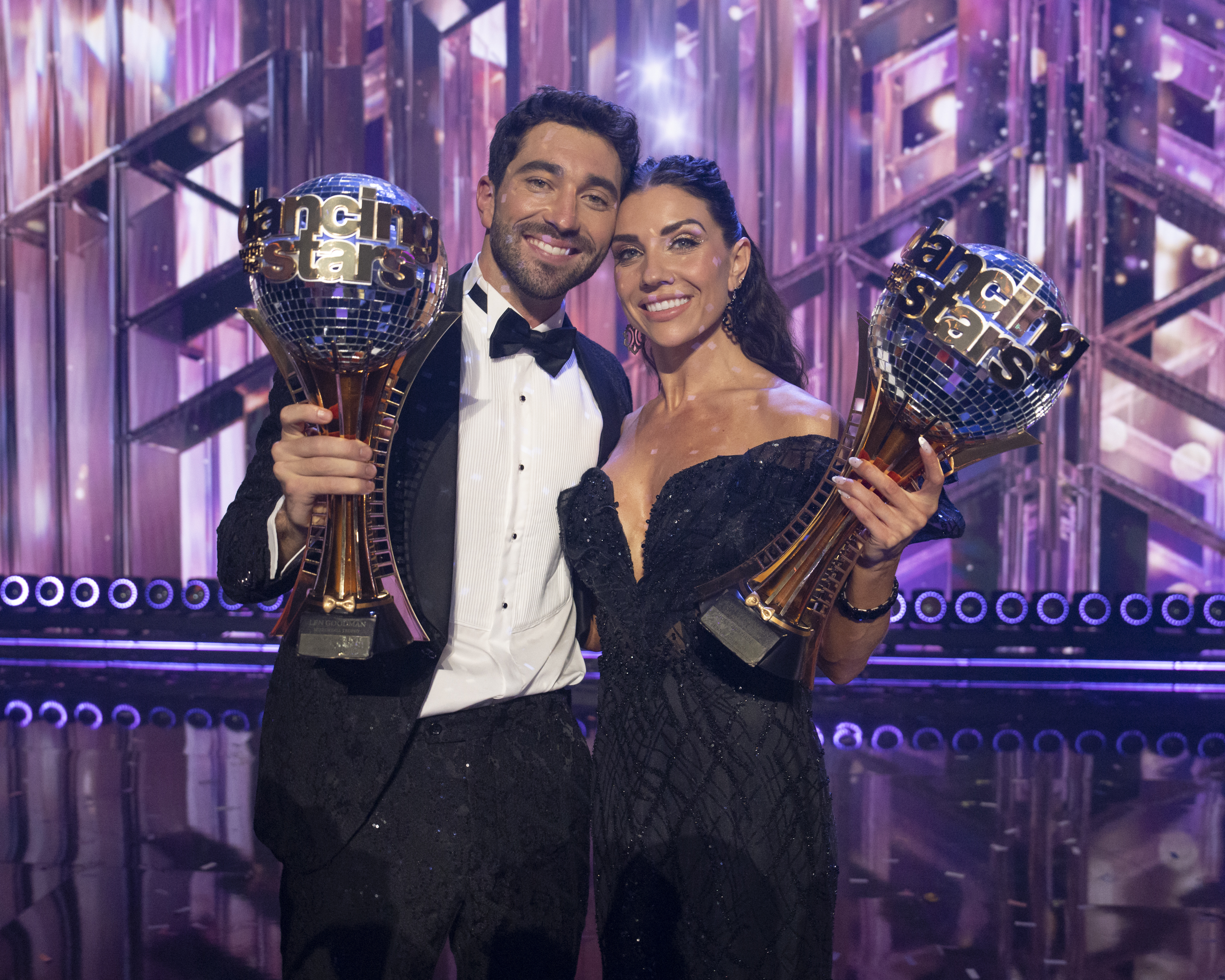 Joey Graziadei y Jenna Johnson en el plató de "Dancing with the Stars", 2024 | Fuente: Getty Images