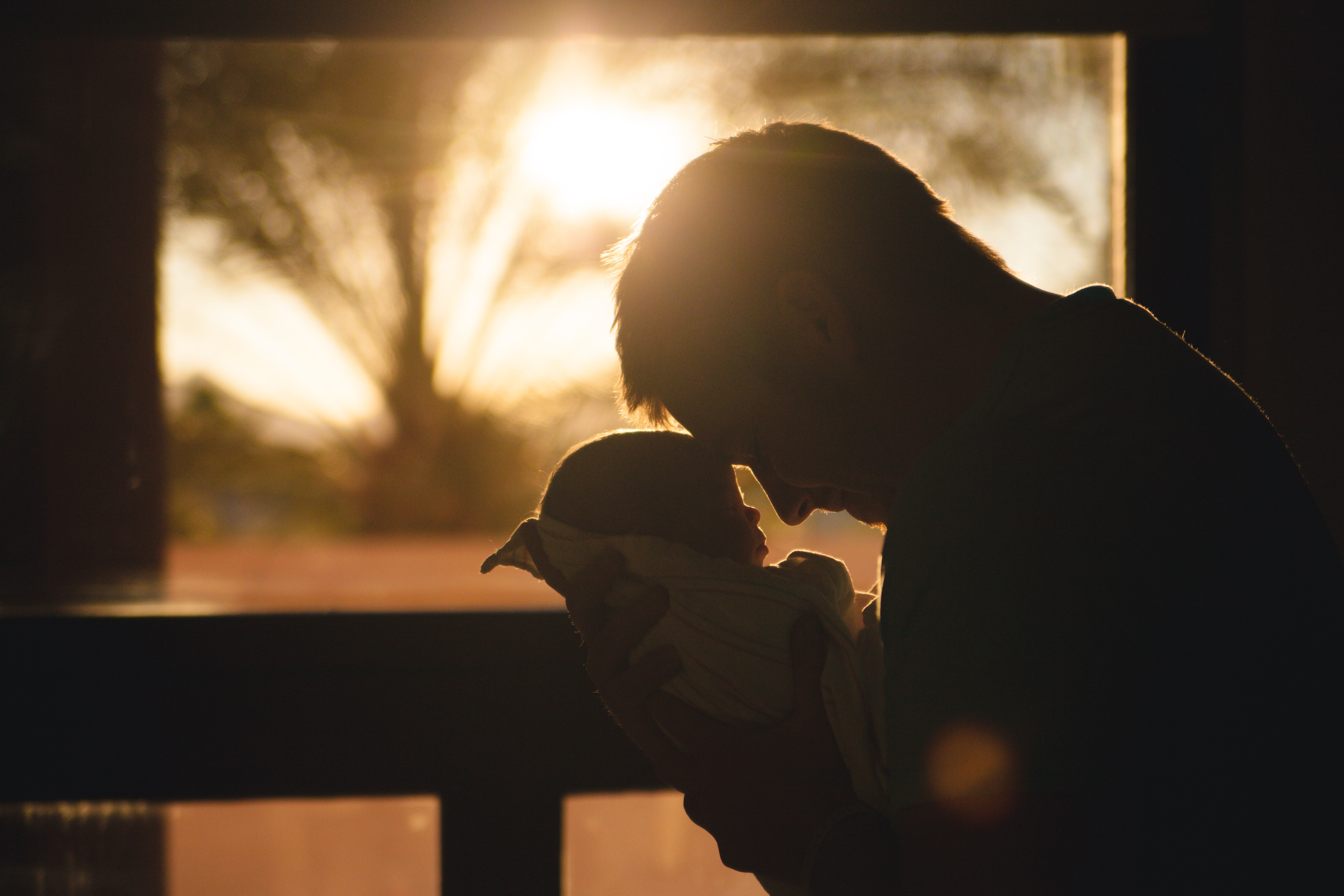Un hombre acariciando a un bebé. | Foto: Pexels