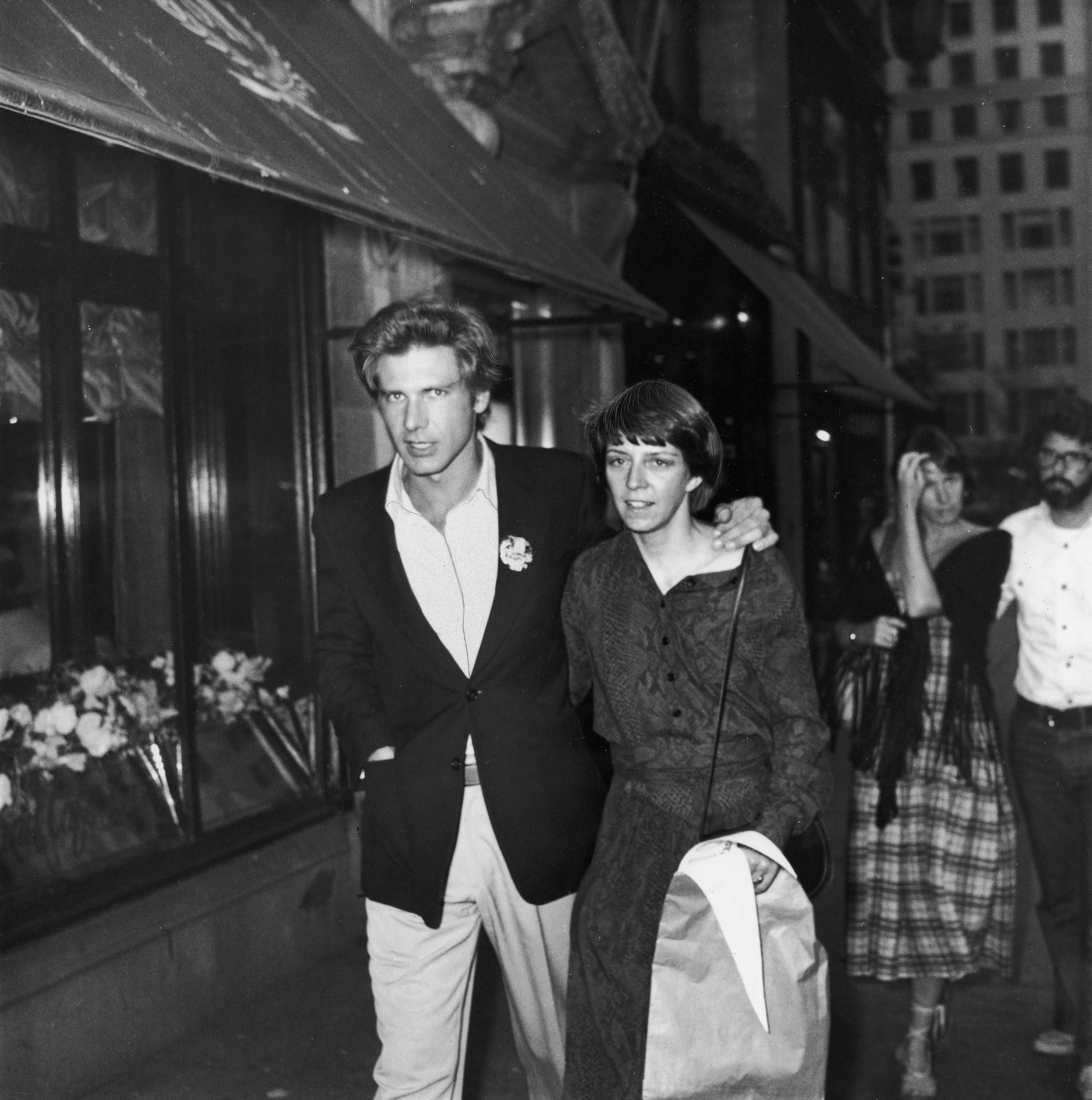 Harrison Ford y su primera esposa, Mary Marquardt, caminando en la ciudad de Nueva York en junio de 1977 | Foto: Getty Images