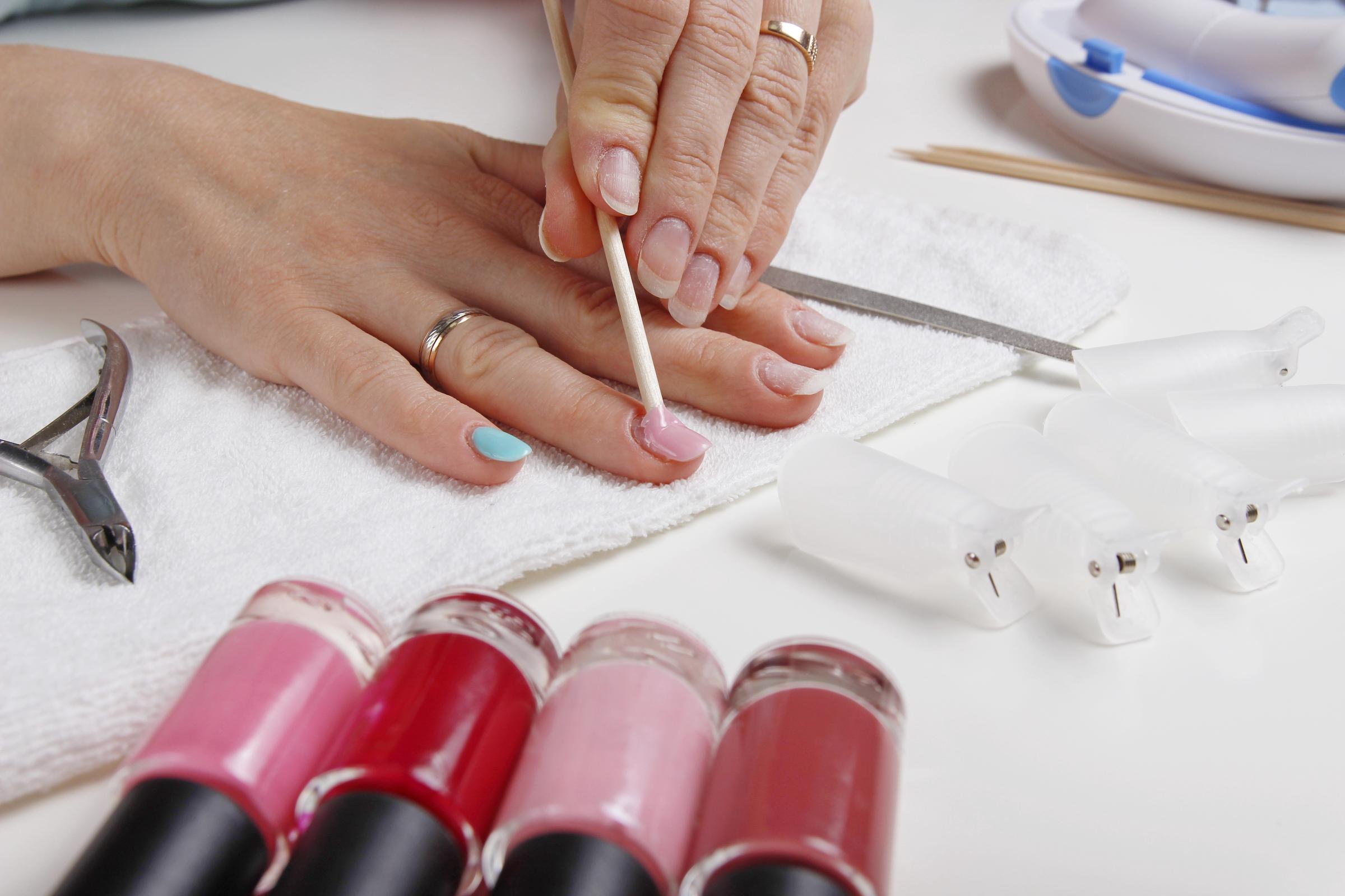 Una persona haciéndose la manicura | Fuente: Shutterstock