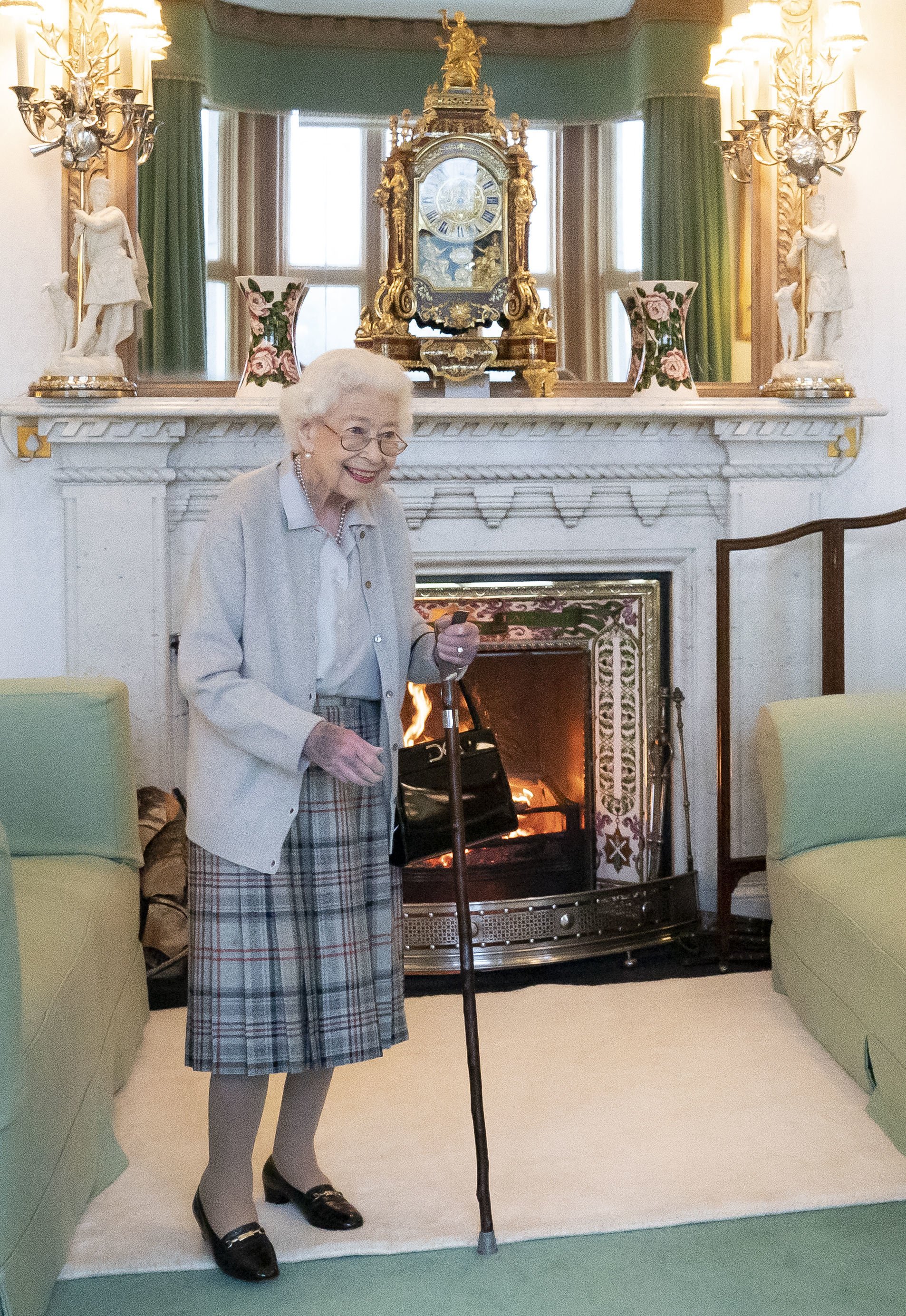 La reina Elizabeth II de Gran Bretaña espera reunirse con el nuevo líder del Partido Conservador y el primer ministro electo de Gran Bretaña en el castillo de Balmoral en Ballater, Escocia, el 6 de septiembre de 2022. | Foto: Getty Images