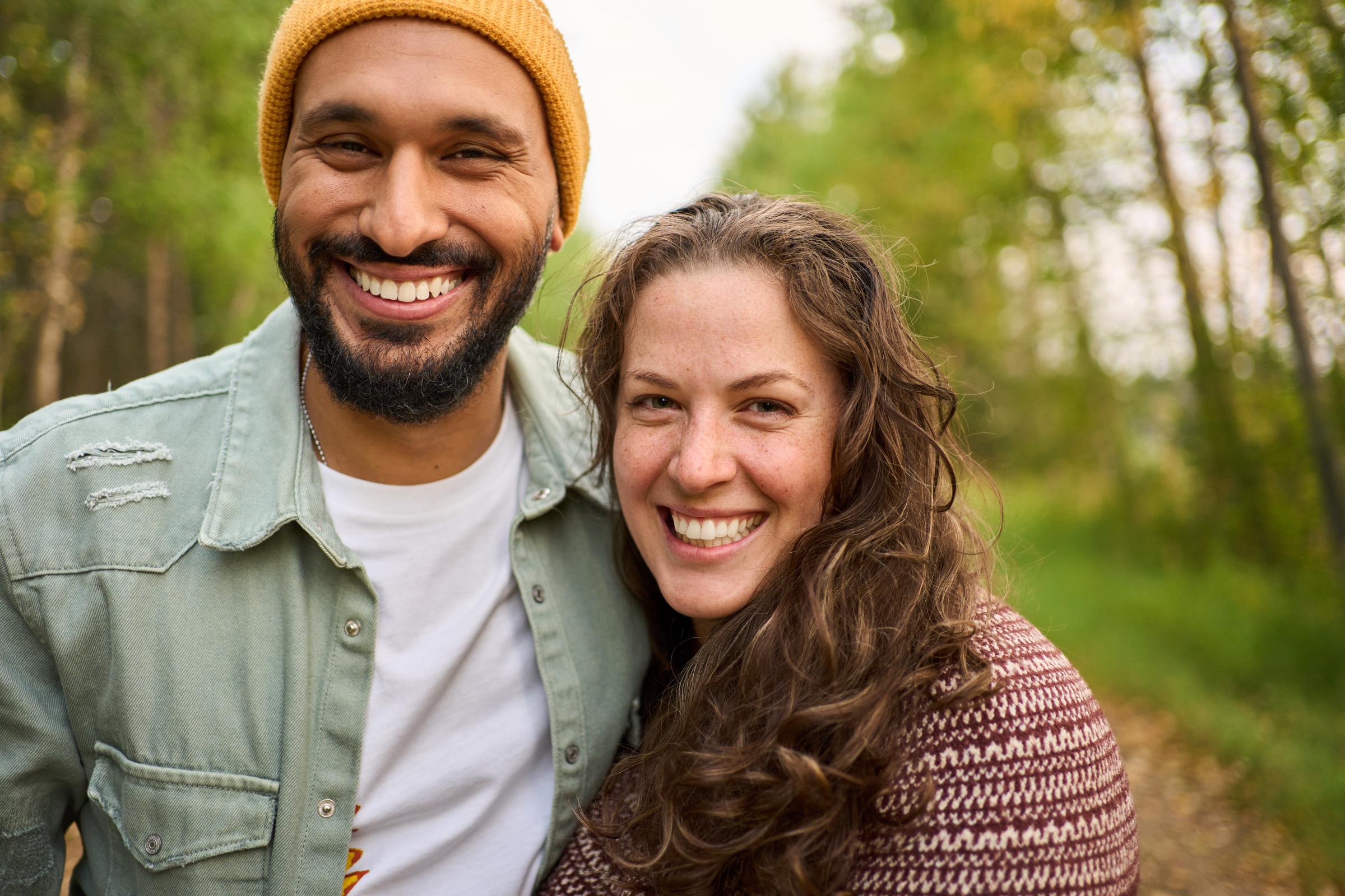 Pareja feliz en el campo | Fuente: Getty Images