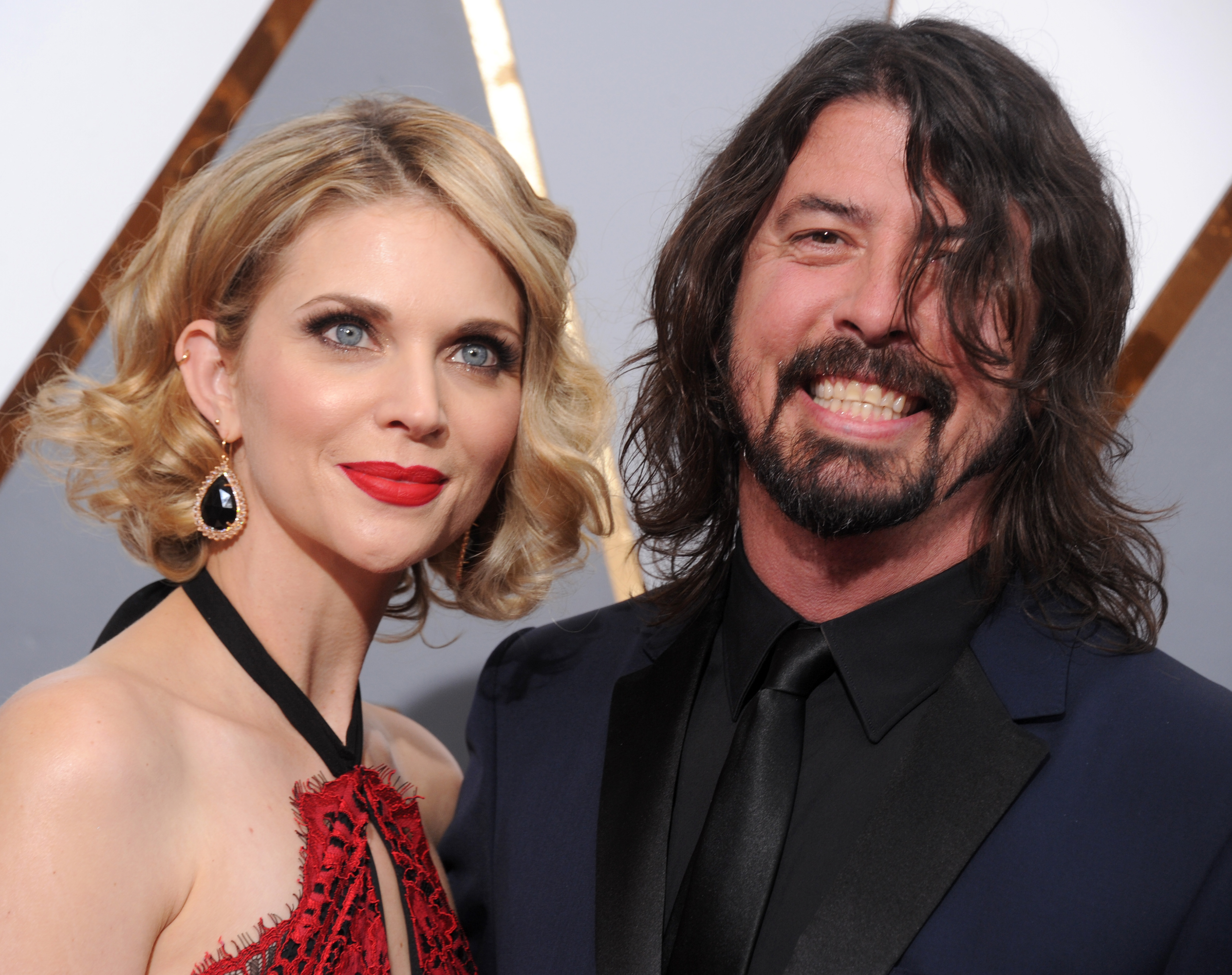 Dave Grohl y Jordyn Blum llegan a los 88º Premios Anuales de la Academia en el Hollywood &amp; Highland Center el 28 de febrero de 2016, en Hollywood, California. | Fuente: Getty Images