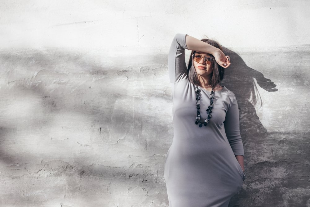 Modelo de talla grande luciendo un vestdo gris. I Foto: Shutterstock