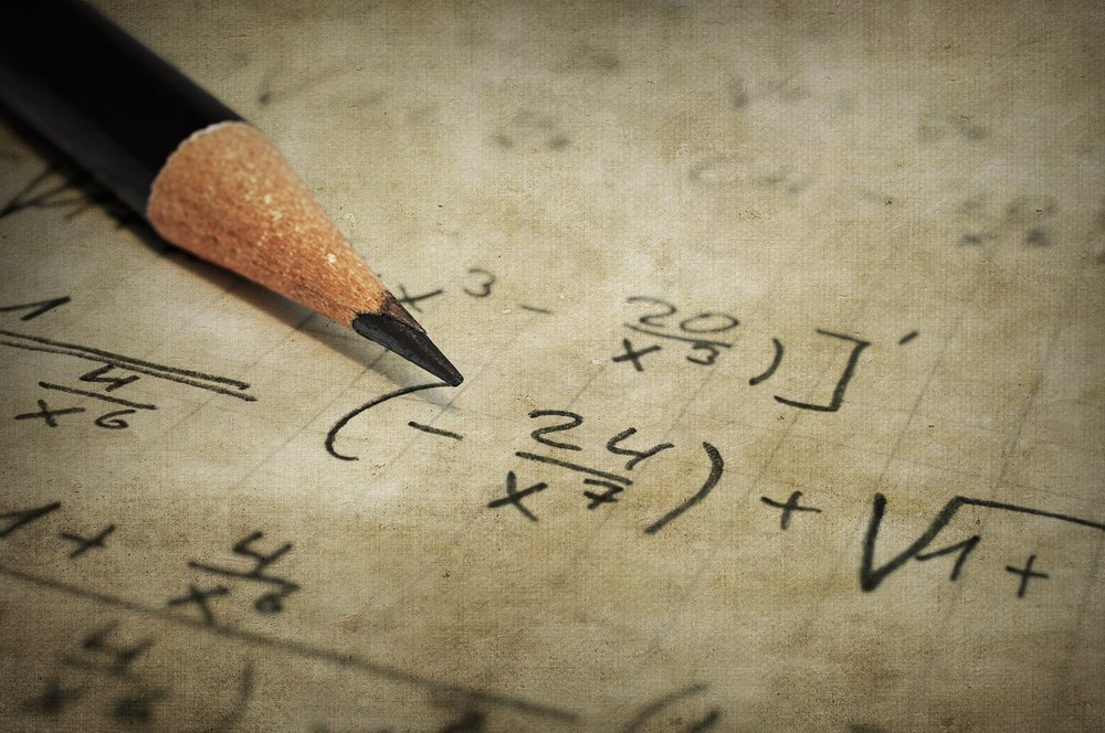 Hoja con ecuaciones matemáticas y un lápiz. Fuente: Shutterstock