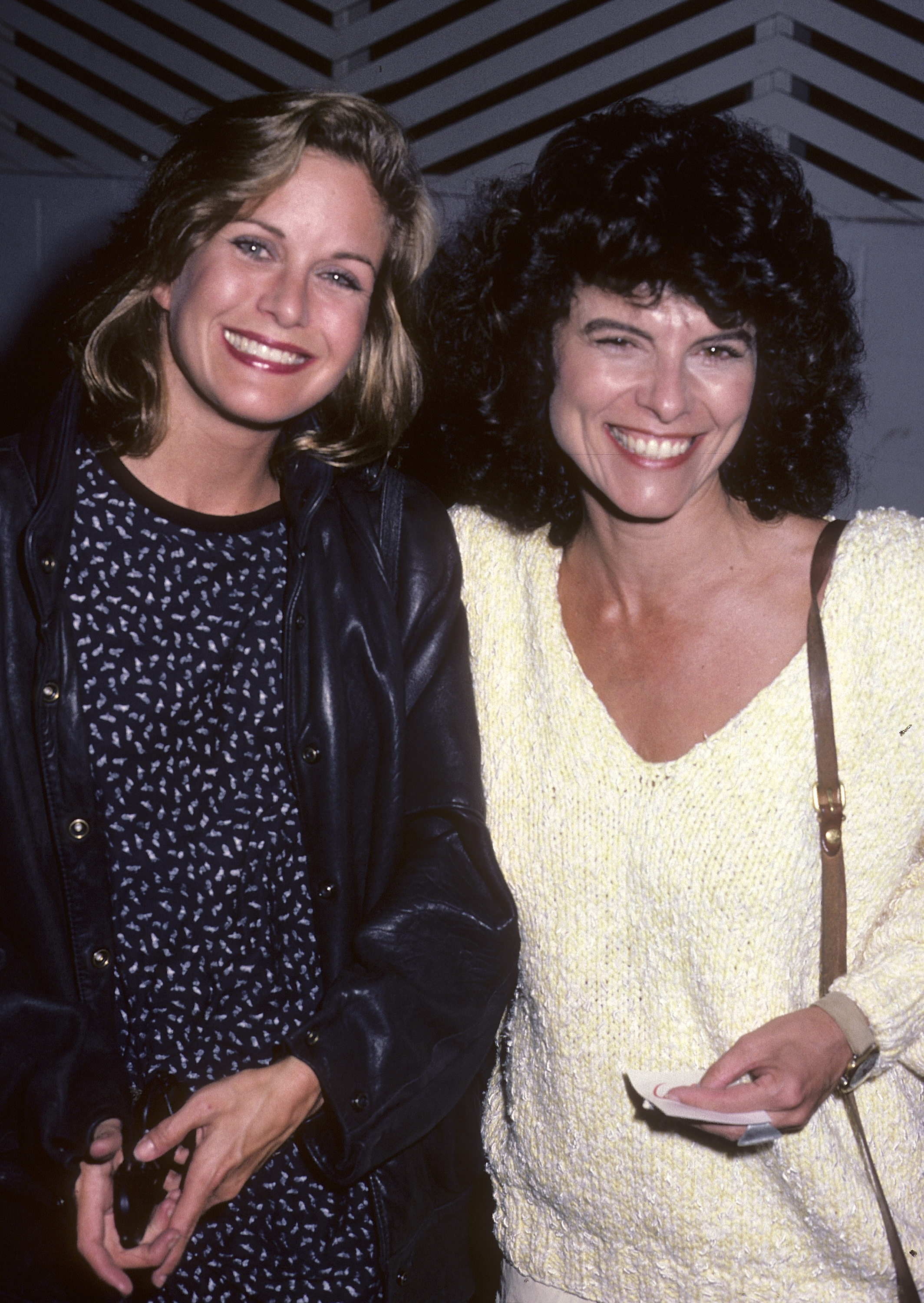 Season Hubley y Adrienne Barbeau cenan en Spago en West Hollywood, California, el 27 de septiembre de 1985 | Fuente: Getty Images