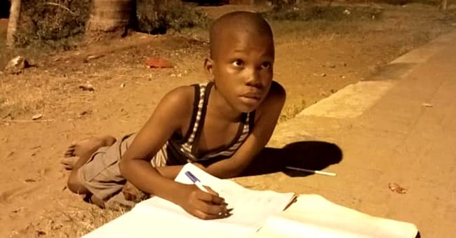Niño keniano haciendo sus deberes escolares en las calles. | Foto: captura Facebook/emruu1