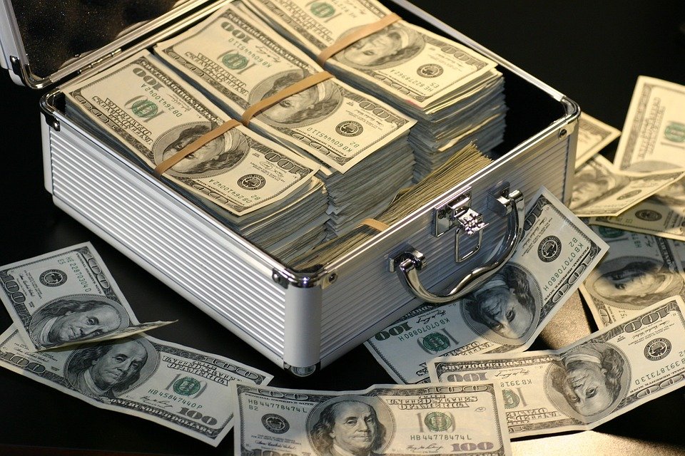Pila de dinero │Imagen tomada de: Pixabay