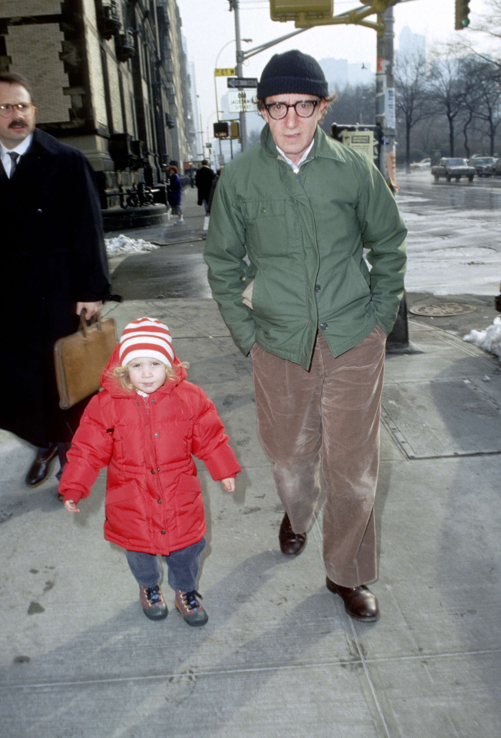 Dylan Farrow y Woody Allen vistos en Nueva York el 12 de noviembre de 1988. | Fuente: Getty Images