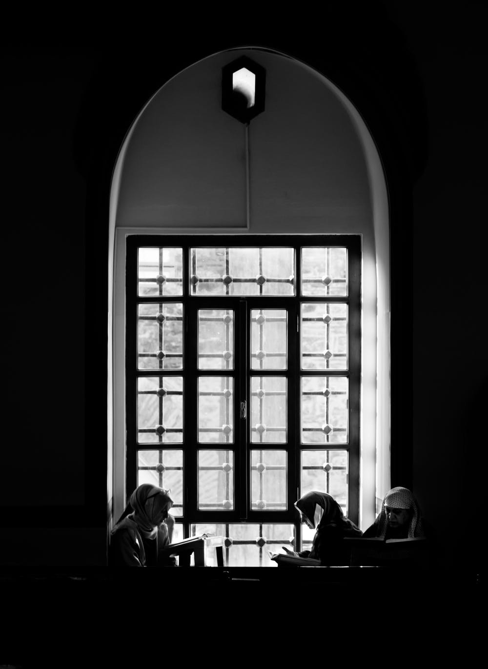 Monjas frente a una ventana. | Foto: Pexels