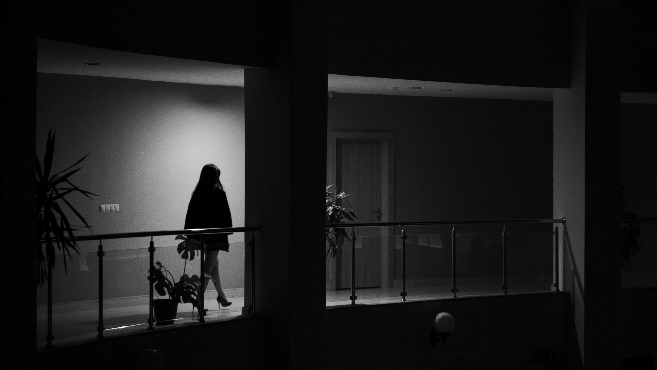 Una mujer caminando de noche hacia su casa | Fuente: Pexels