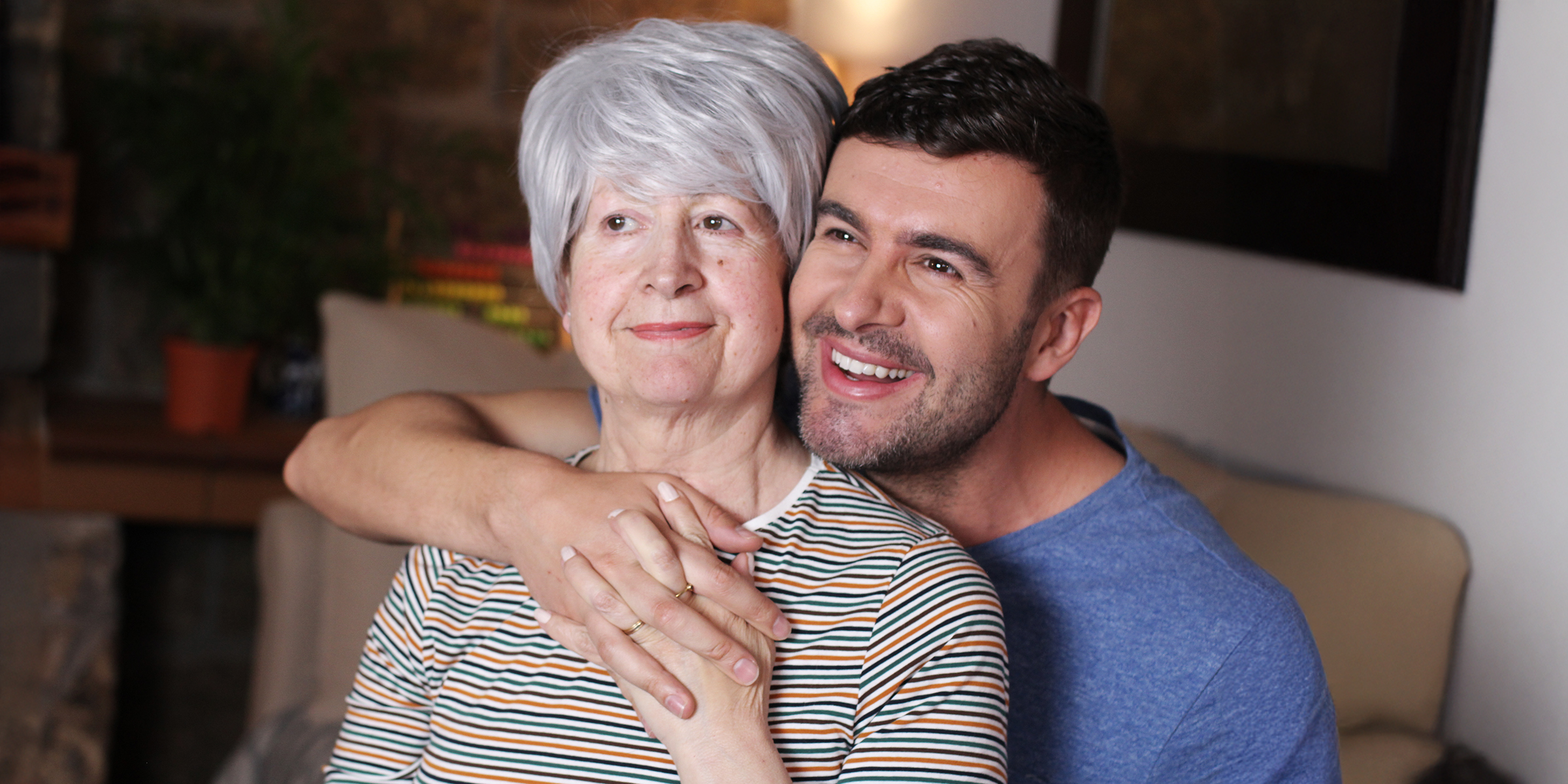 Una mujer mayor con un hombre joven | Fuente: Shutterstock