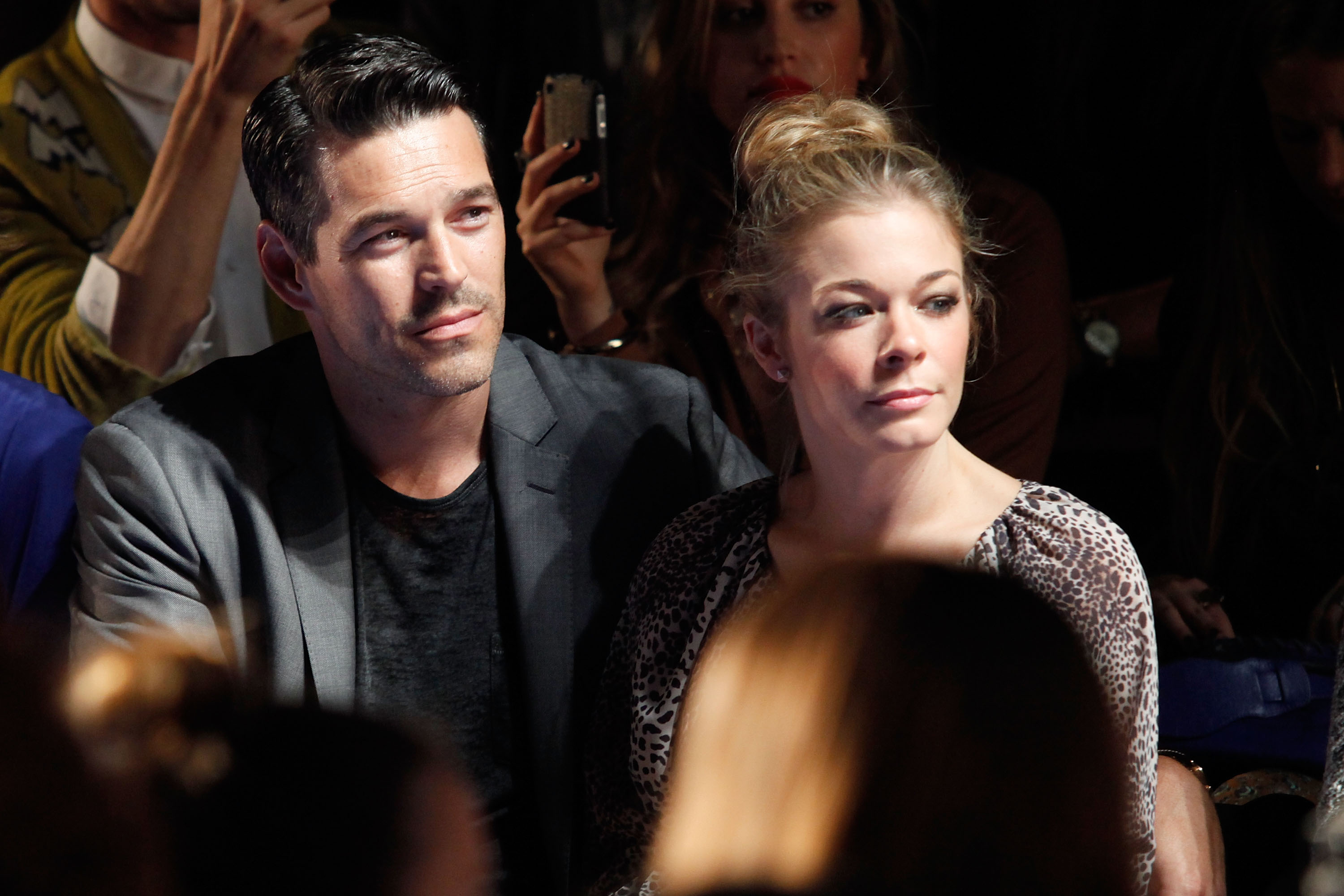 El rompecorazones de los 90 y Leann Rimes en el desfile de moda Primavera 2012 de Monique Lhuillier durante la Semana de la Moda Mercedes-Benz el 10 de septiembre de 2011, en Nueva York | Fuente: Getty Images