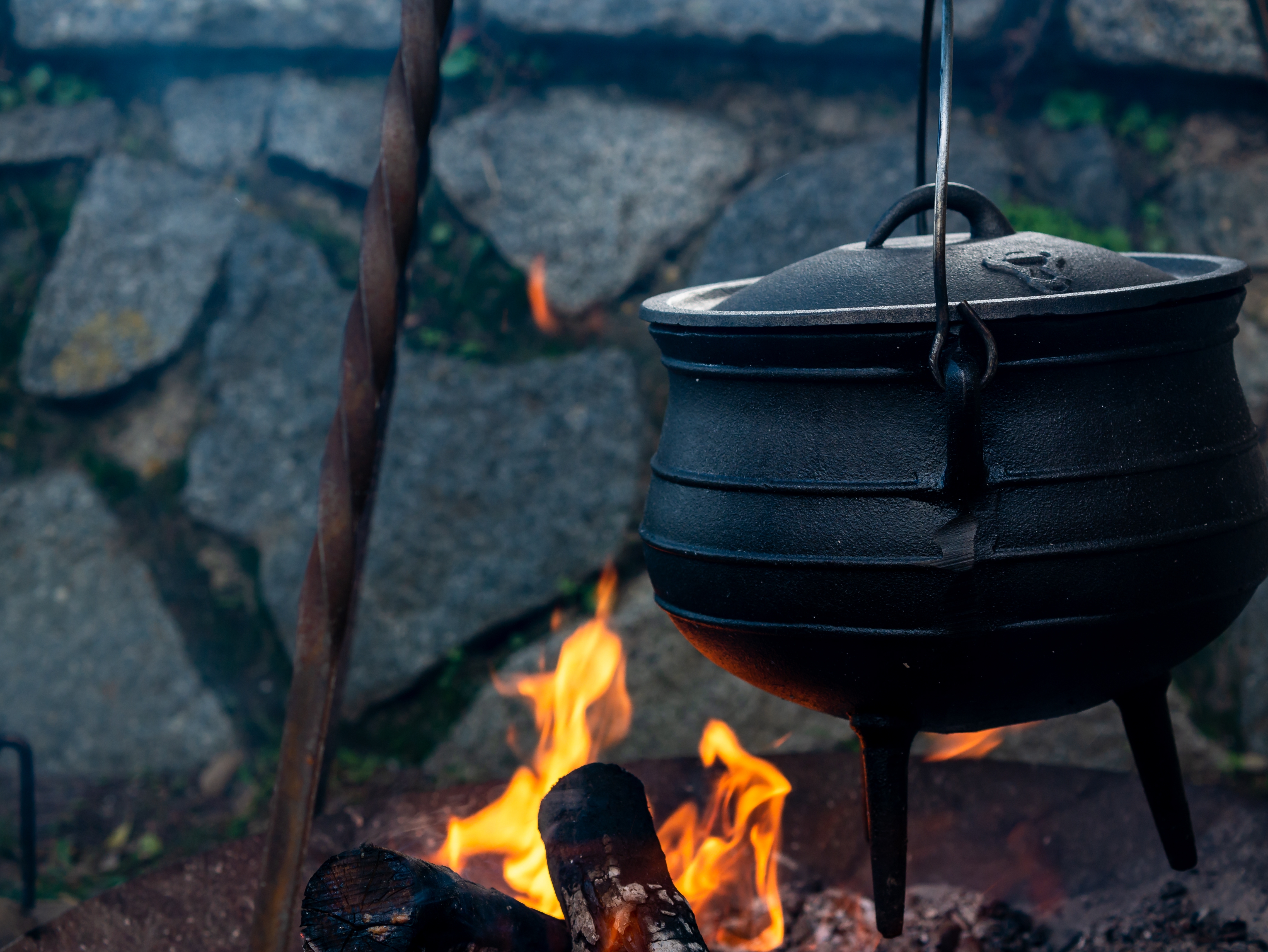 Cocinando en un caldero | Foto: Shutterstock