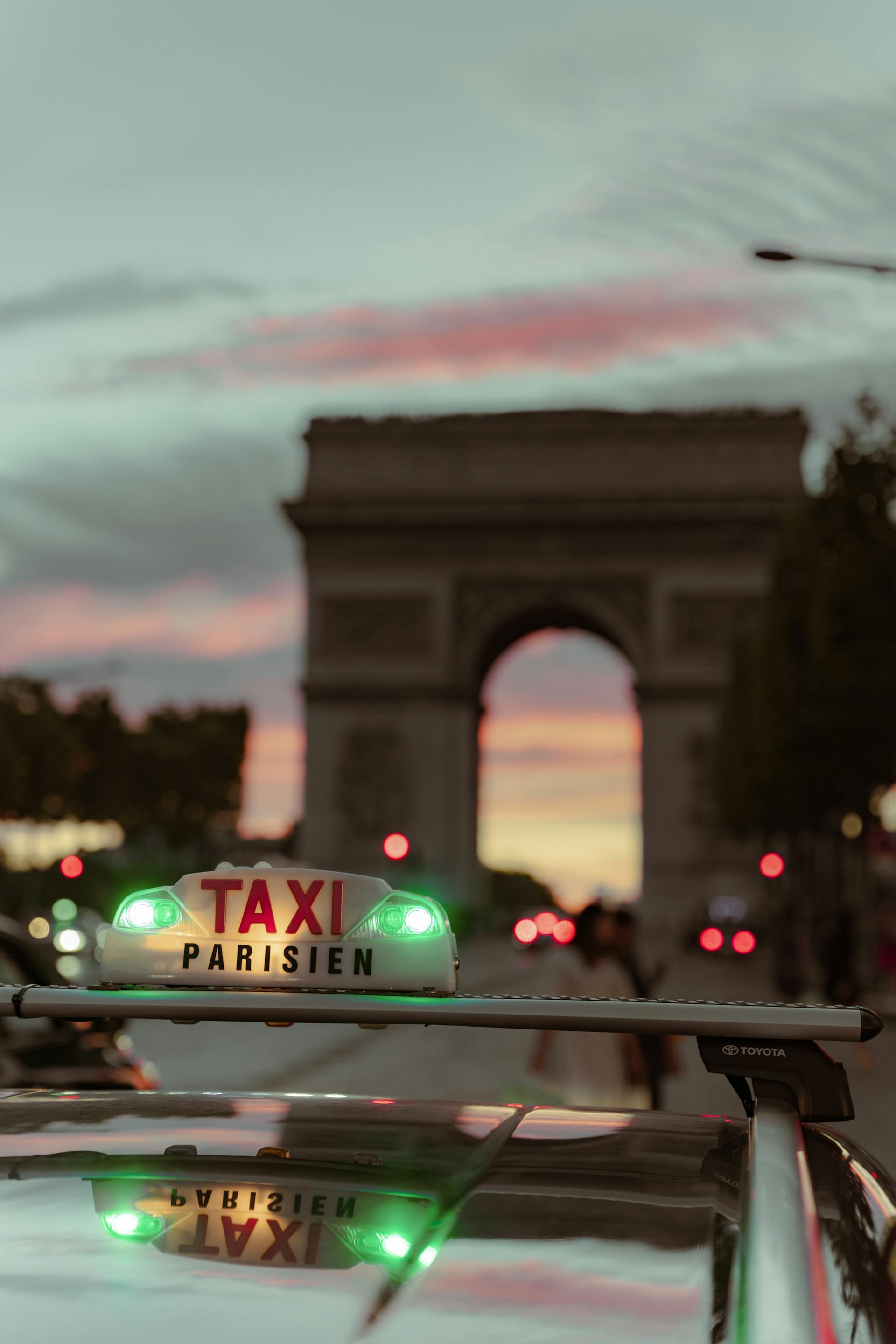 Primer plano de un taxi en el Arco del Triunfo de París, Francia | Fuente: Pexels