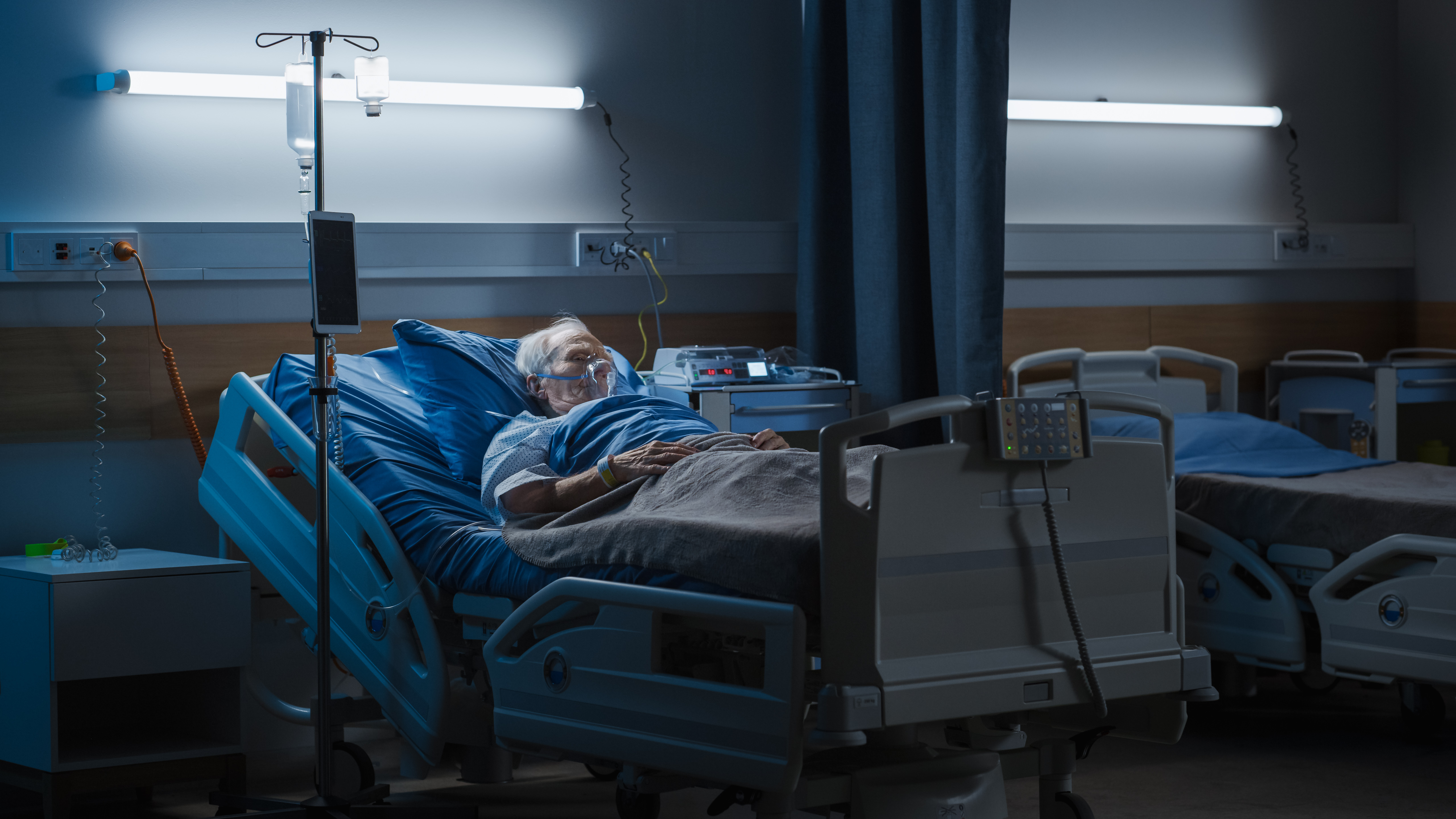 Anciano con máscara de oxígeno durmiendo en su cama de hospital. | Foto: Shutterstock
