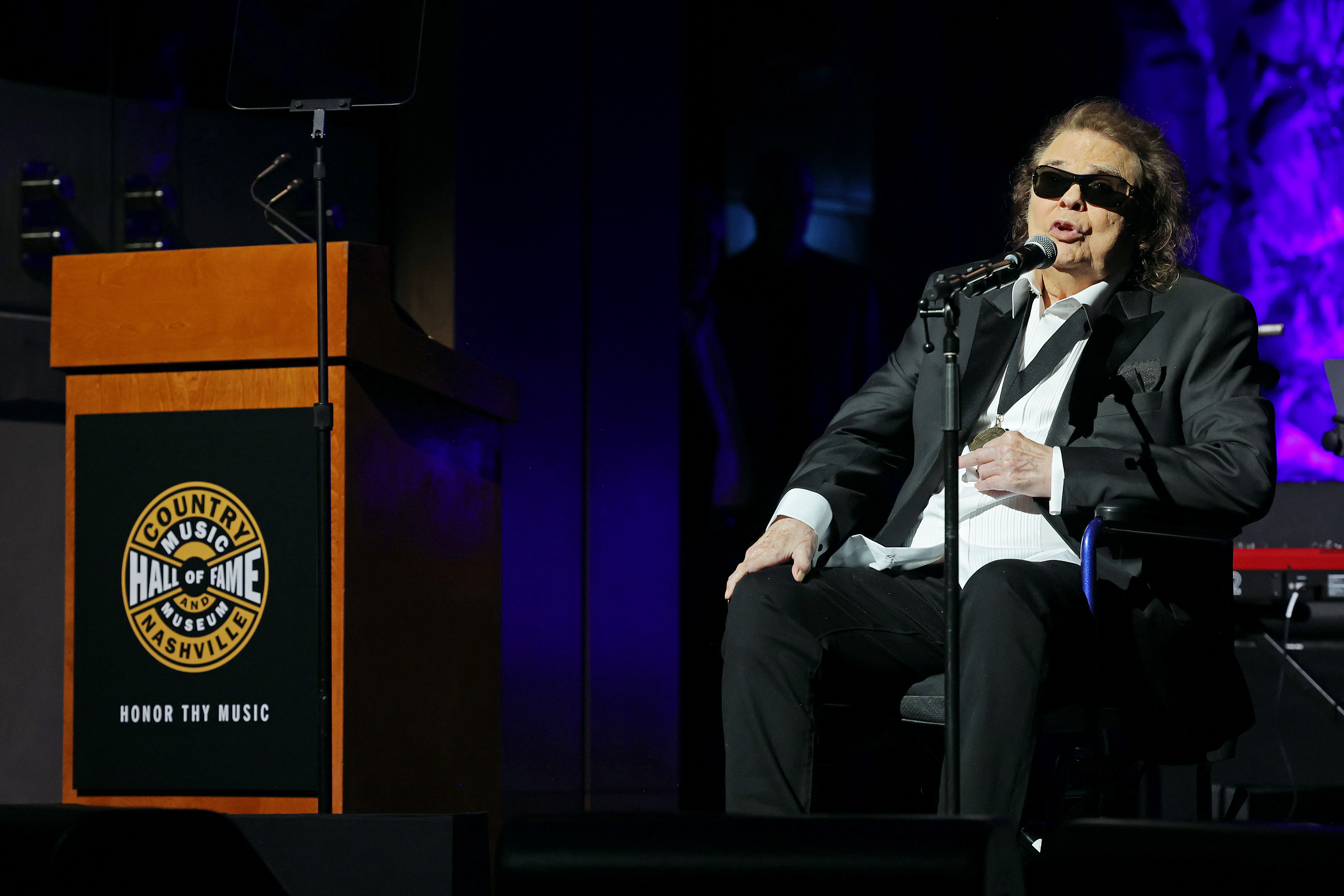 Ronnie Milsap en el escenario para la ceremonia de entrega de medallas de la clase de 2021 en el Salón de la Fama y Museo de la Música Country el 1 de mayo de 2022, en Nashville, Tennessee. | Fuente: Getty Images
