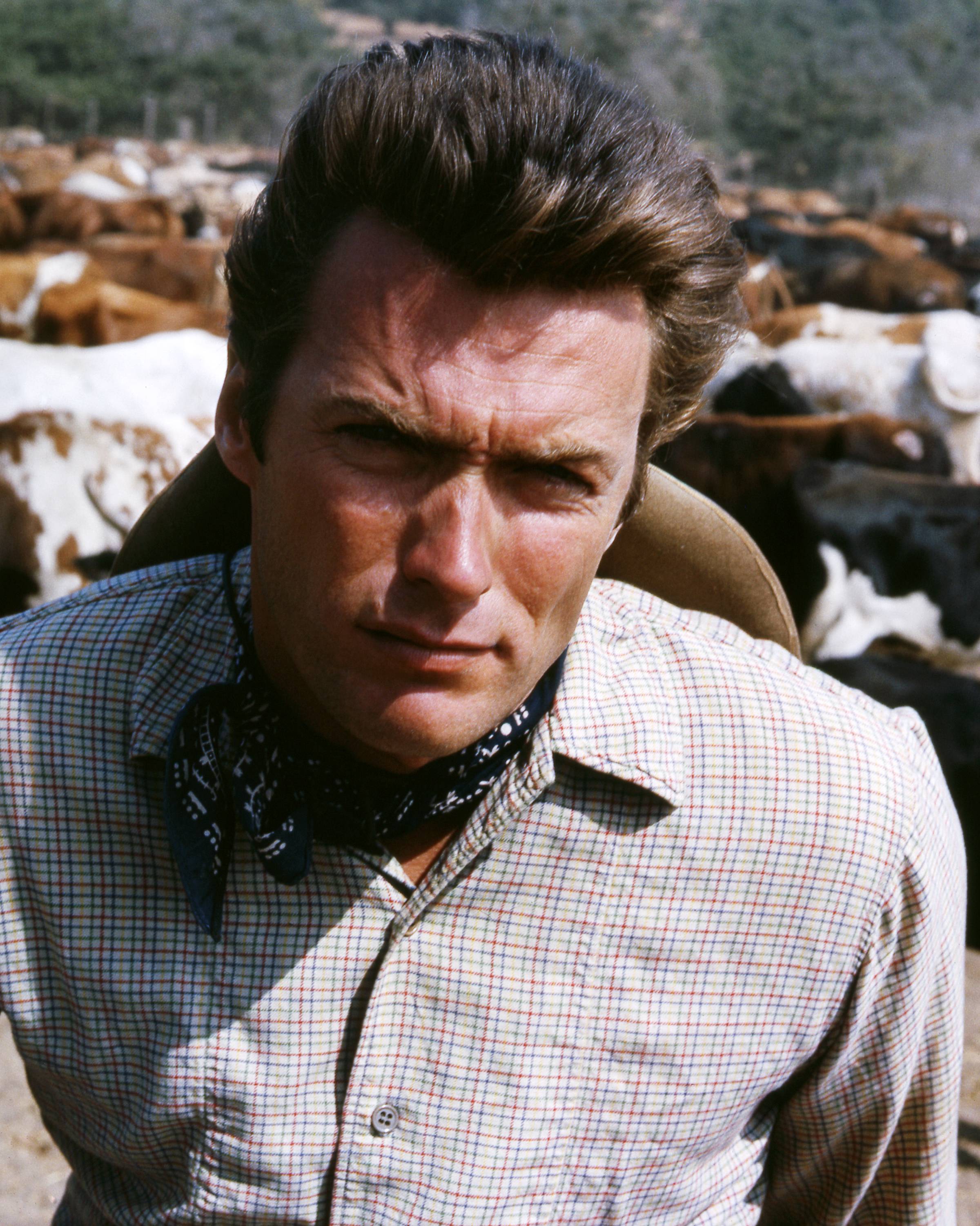 Clint Eastwood posando para una foto de la serie "Rawhide", hacia 1960. | Fuente: Getty Images