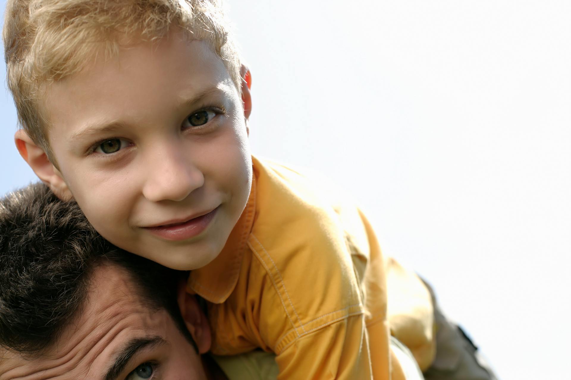 Un niño abrazando a su padre | Fuente: Pexels