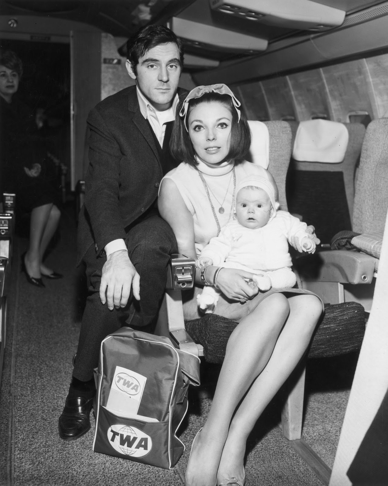 En 1964, Joan Collins y Anthony Newley fueron fotografiados con su hija. A pesar de sus glamurosas apariencias, Collins reveló más tarde que su matrimonio tuvo problemas debido a la infidelidad de Newley | Fuente: Getty Images