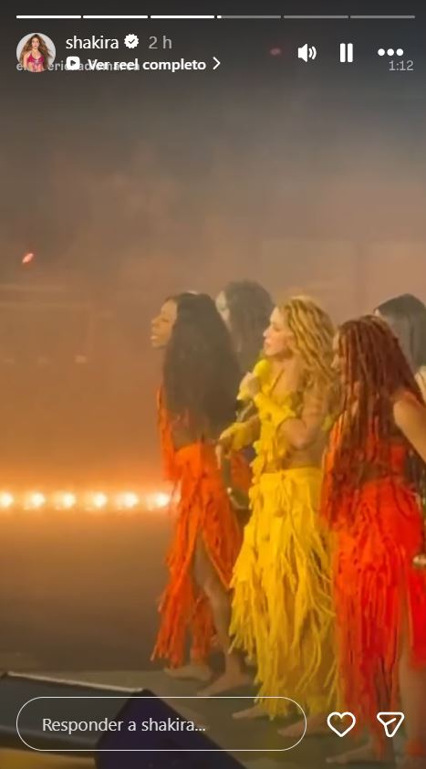 Shakira luce un atuendo amarillo mientras presenta su canción "Dai Dai" | Fuente: Instagram/shakira